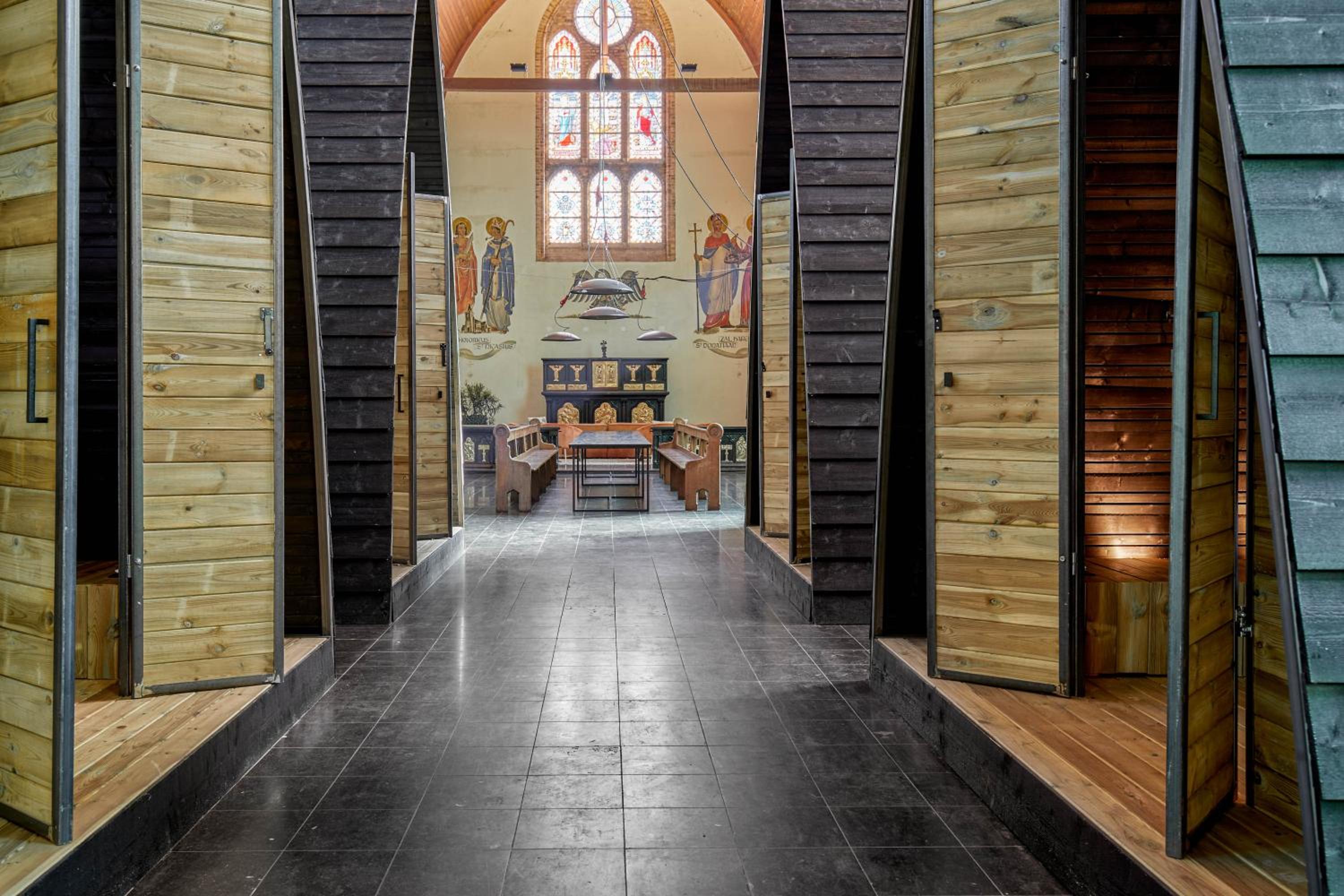 Sleeping in a Church - Bed & Bar Tolomeus