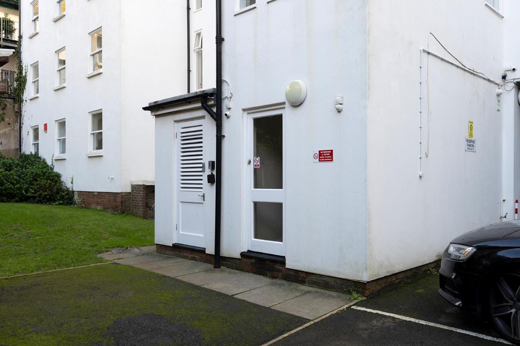 Burlington Street with free parking Nr Brighton College and Hospital view 3