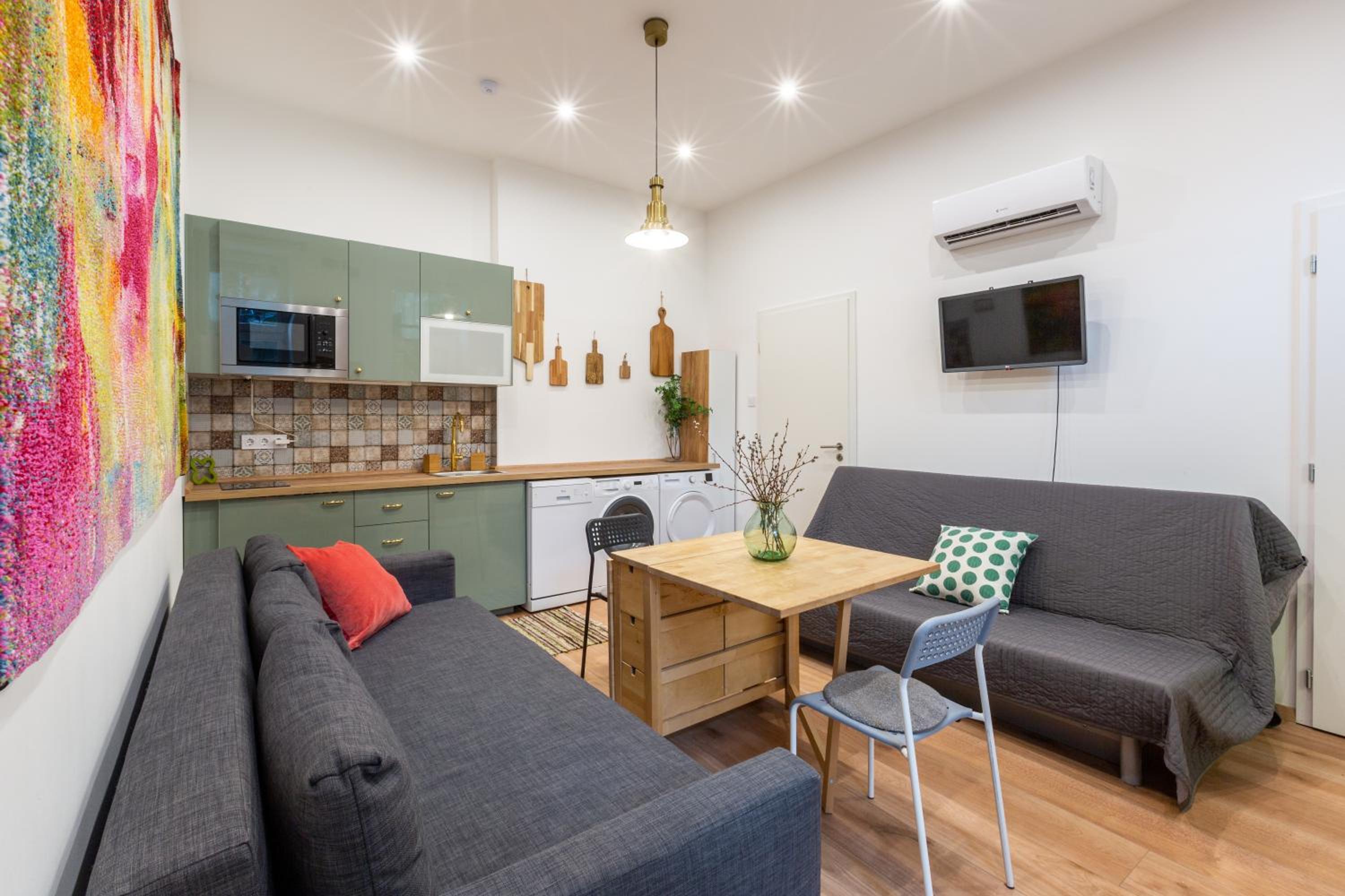 Industrial Style Appartment with AC steps to Gozsdu view 5
