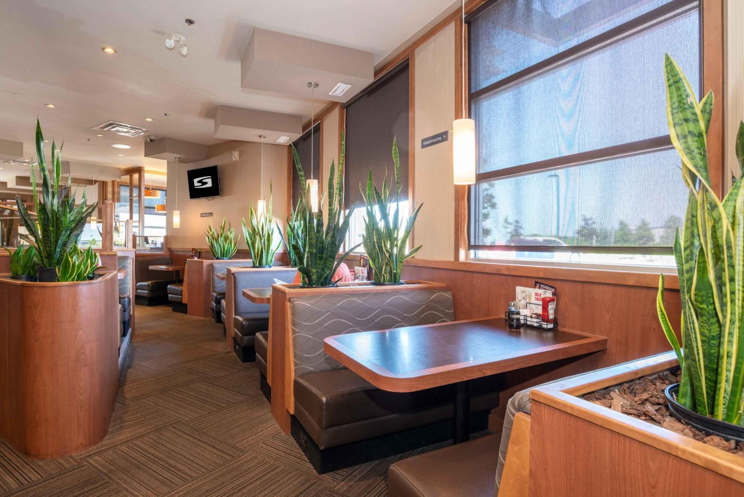 Sandman Hotel Oakville - Property Image 8