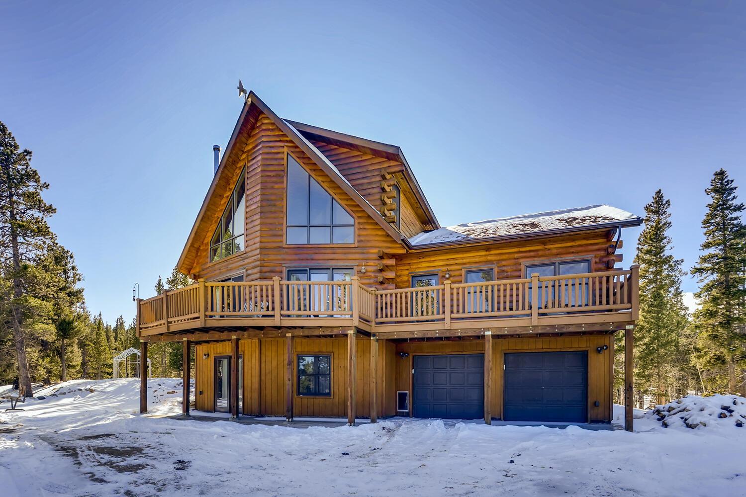 Large acreage welcomes the whole family, with space to enjoy outside and inside - Alpine Vista Cabin in Fairplay, US