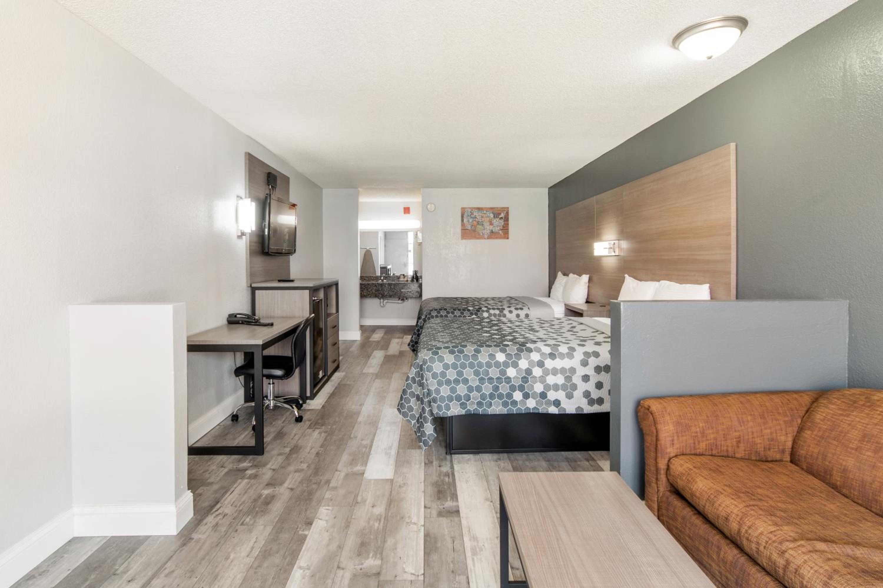 Oklahoma City Vacations - Econo Lodge Inn  Suites Near Bricktown - Property Image 4