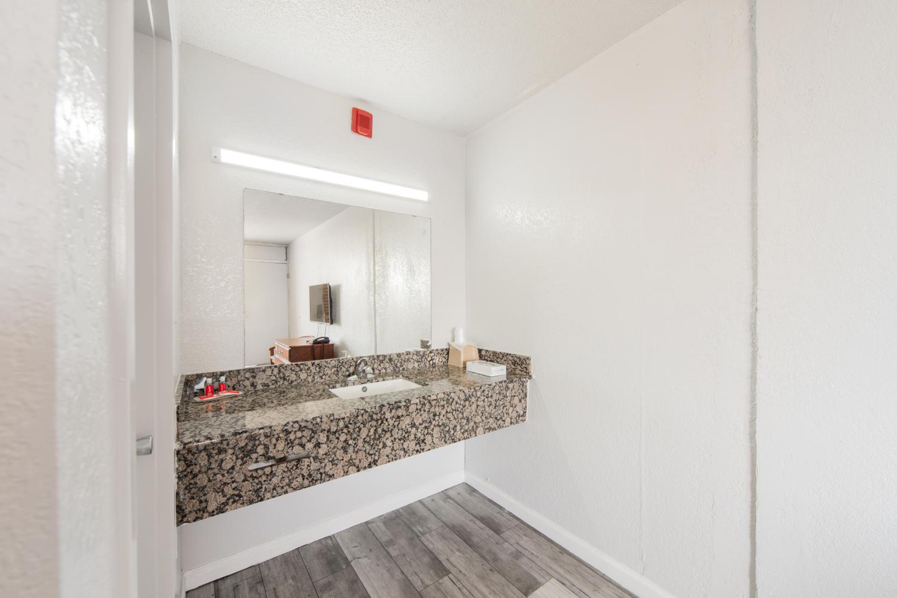 Oklahoma City Vacations - Econo Lodge Inn  Suites Near Bricktown - Property Image 6