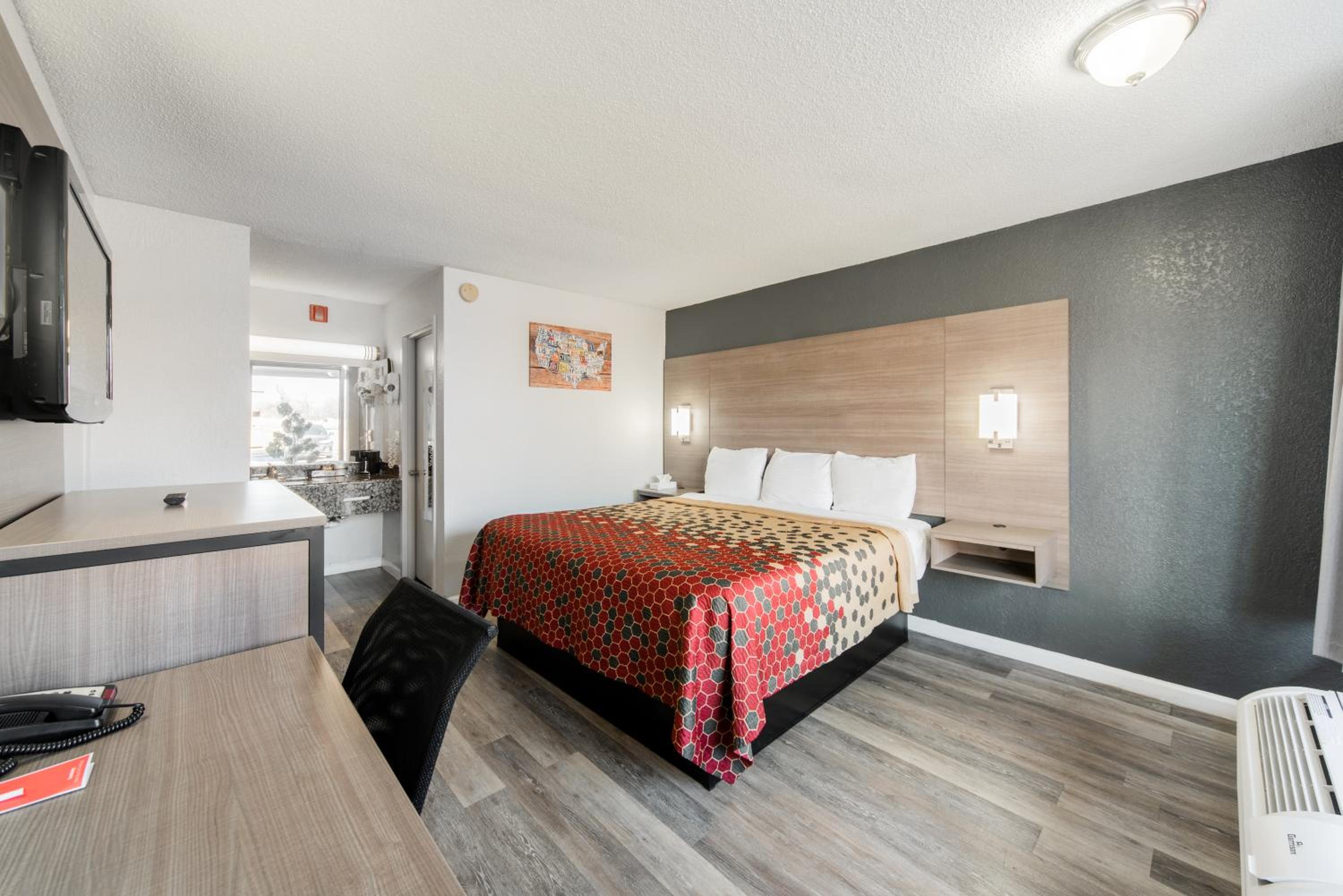 Oklahoma City Vacations - Econo Lodge Inn  Suites Near Bricktown - Property Image 2