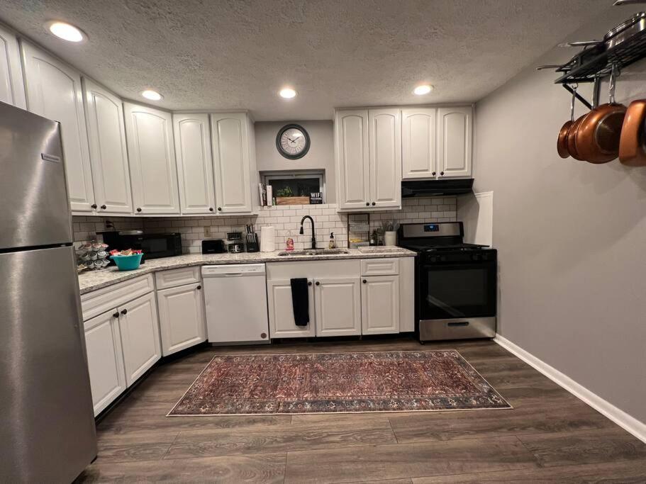 Cleveland Vacations - Stylish Pet Friendly 3 Bedroom House - Property Image 34