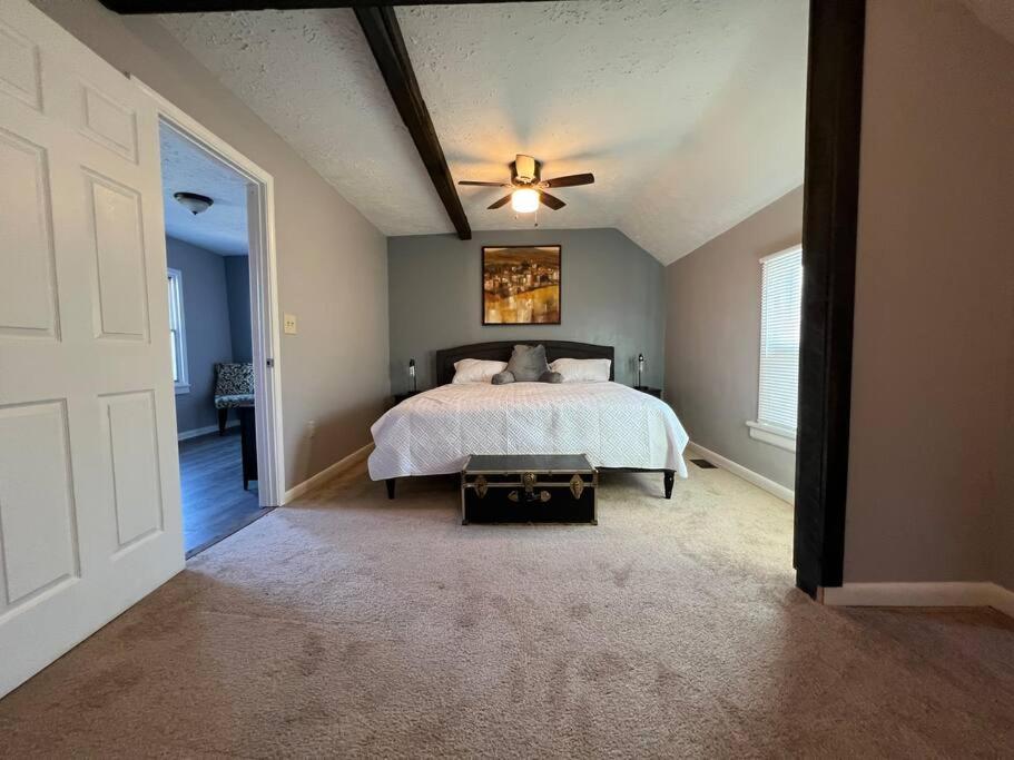 Cleveland Vacations - Stylish Pet Friendly 3 Bedroom House - Property Image 2