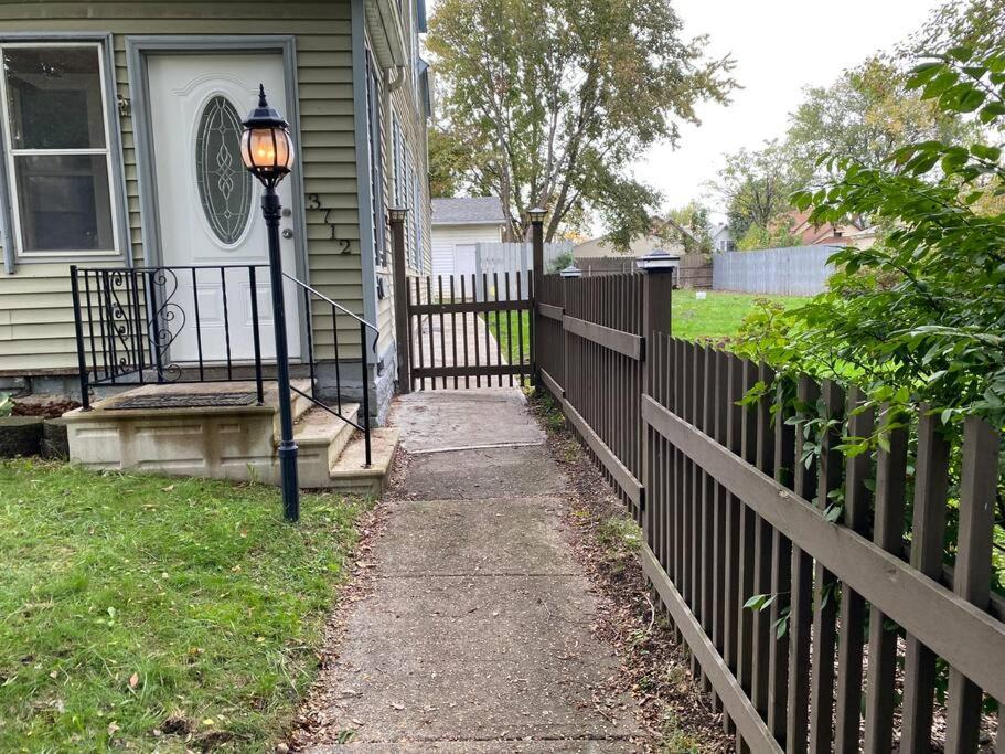 Cleveland Vacations - Stylish Pet Friendly 3 Bedroom House - Property Image 1