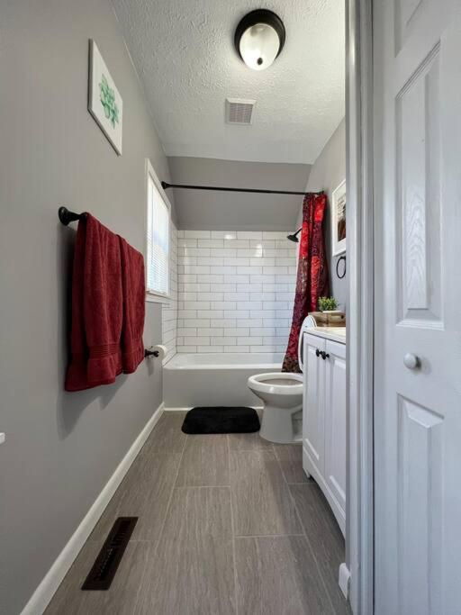 Cleveland Vacations - Stylish Pet Friendly 3 Bedroom House - Property Image 6