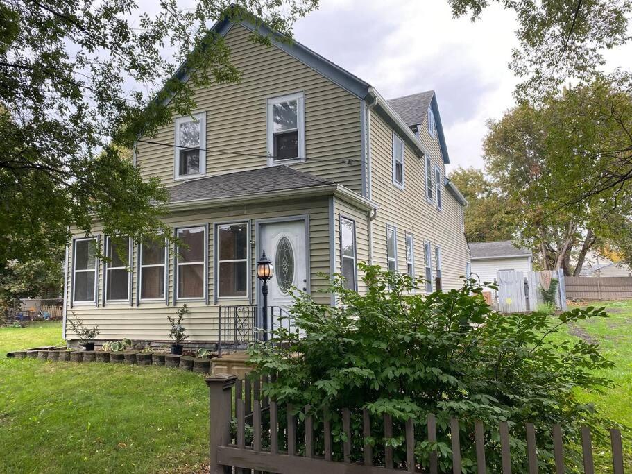 Cleveland Vacations - Stylish Pet Friendly 3 Bedroom House - Property Image 11