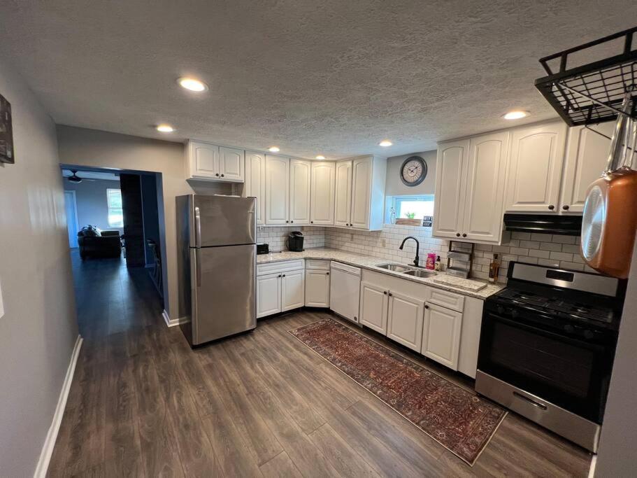Cleveland Vacations - Stylish Pet Friendly 3 Bedroom House - Property Image 33
