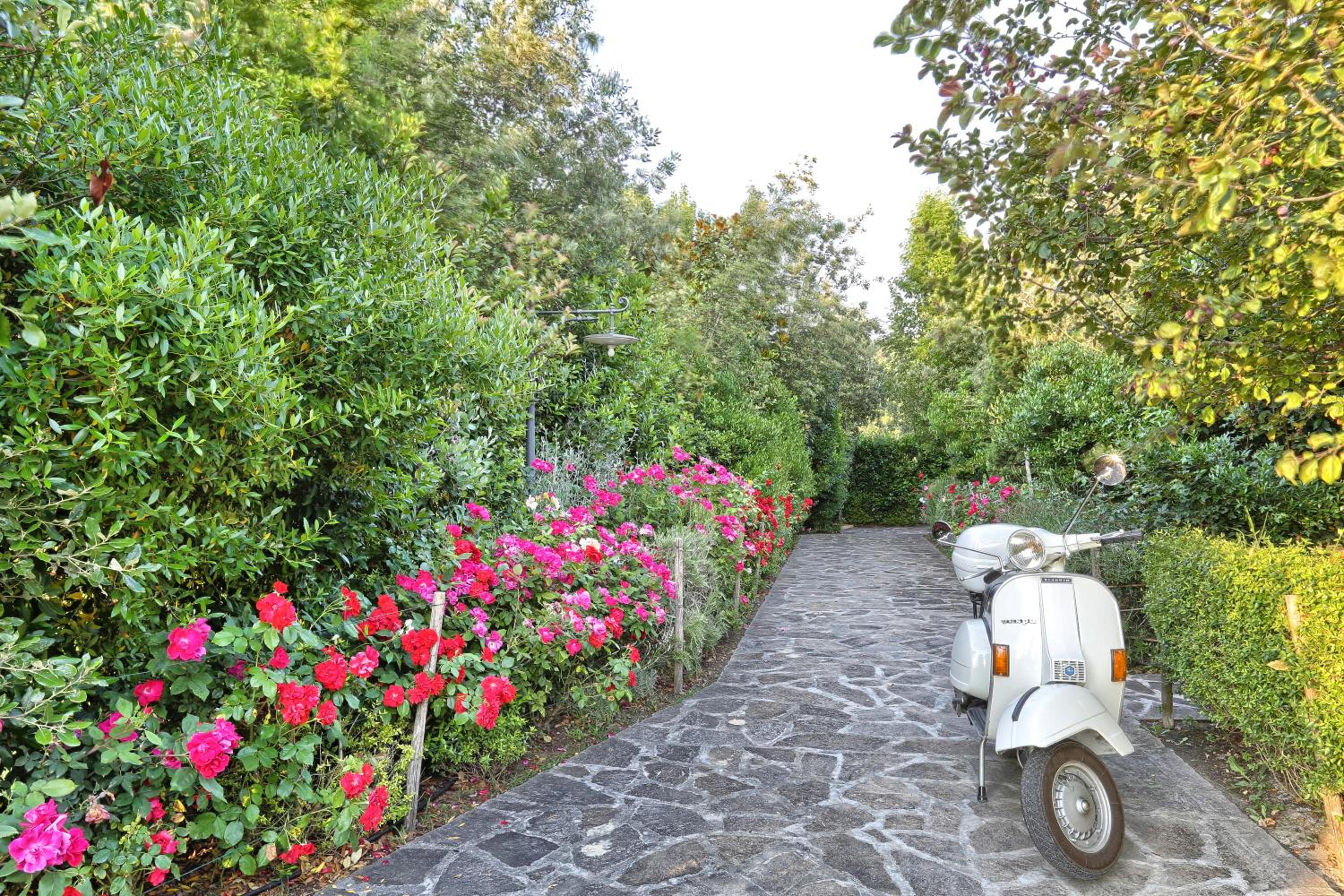 Luxury Villa in Tuscany with Pool near Pisa and Florence - Ten Bedrooms 20 pl