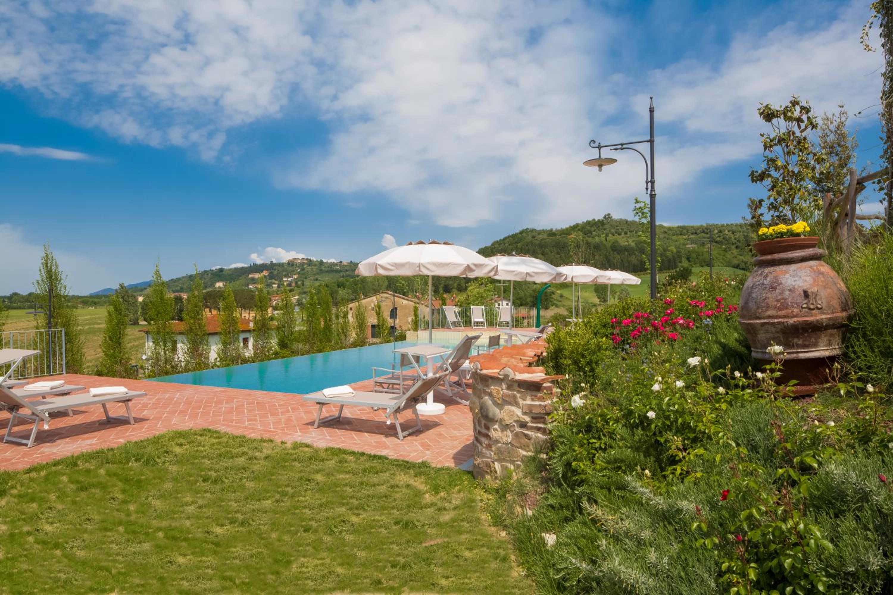 Luxury Villa in Tuscany with Pool near Pisa and Florence - Ten Bedrooms 20 pl