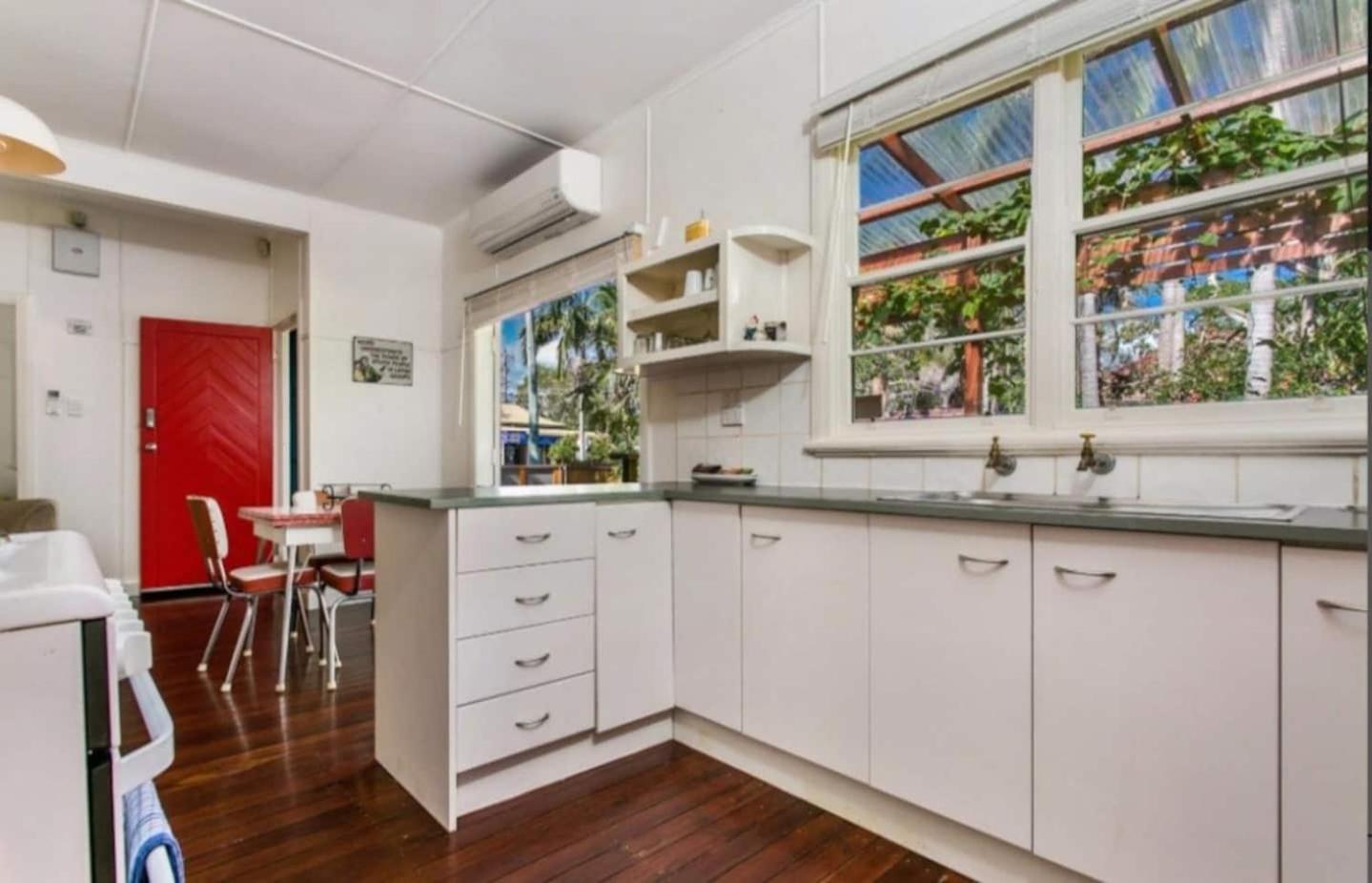 Frankies Beach House - 1 A Carlyle Lane