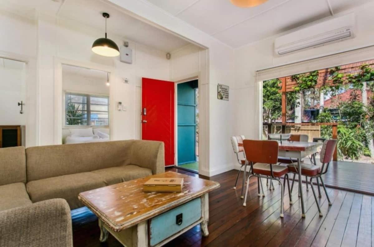 Frankies Beach House - 1 A Carlyle Lane