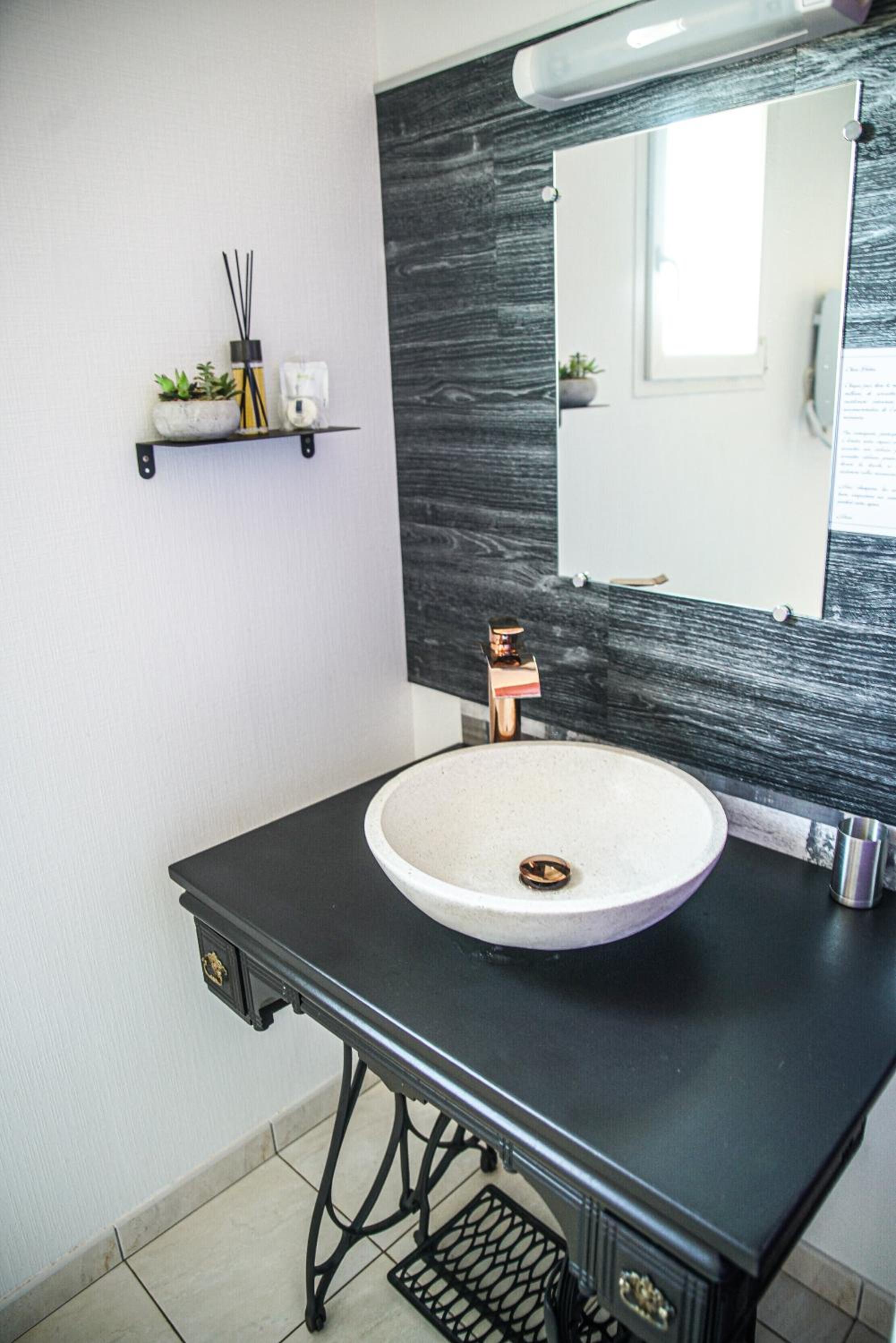 La Girouardière en La Flèche — bathroom