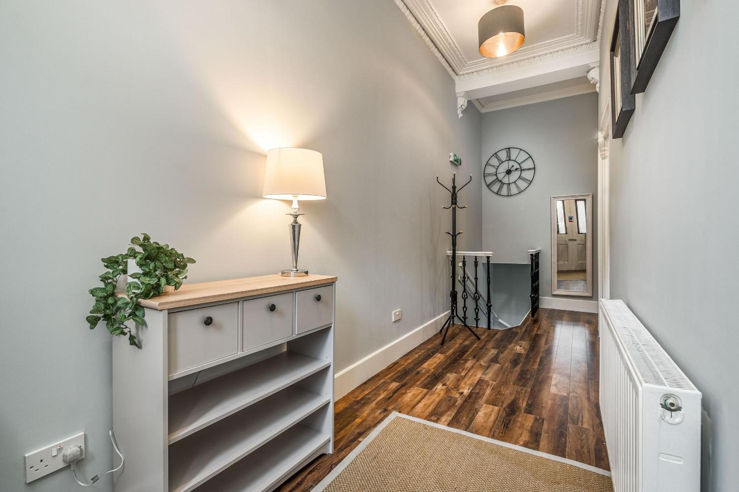 Renfrew Residence Central Glasgow 4-Bed Flat view 3
