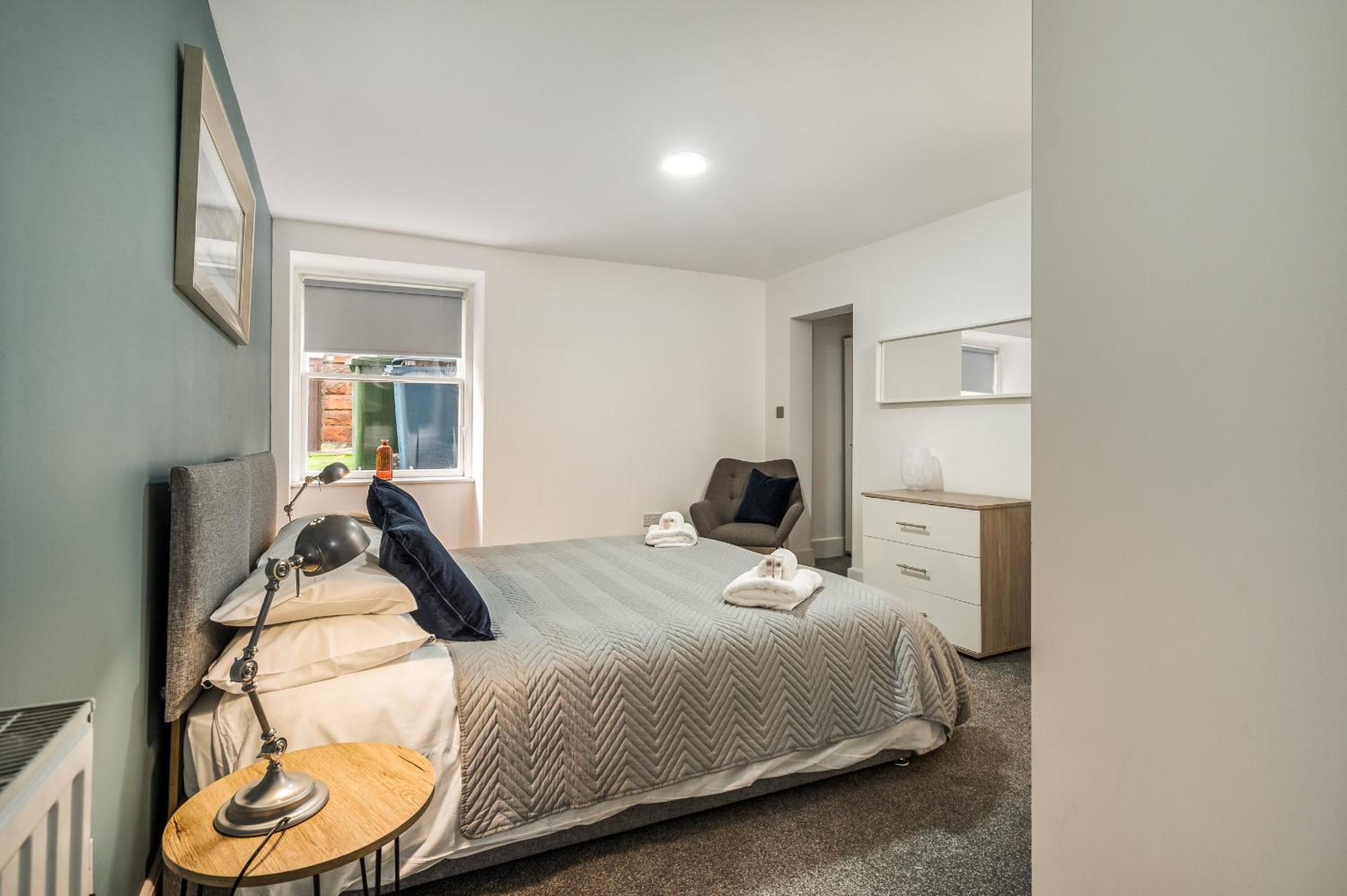 Renfrew Residence Central Glasgow 4-Bed Flat view 4