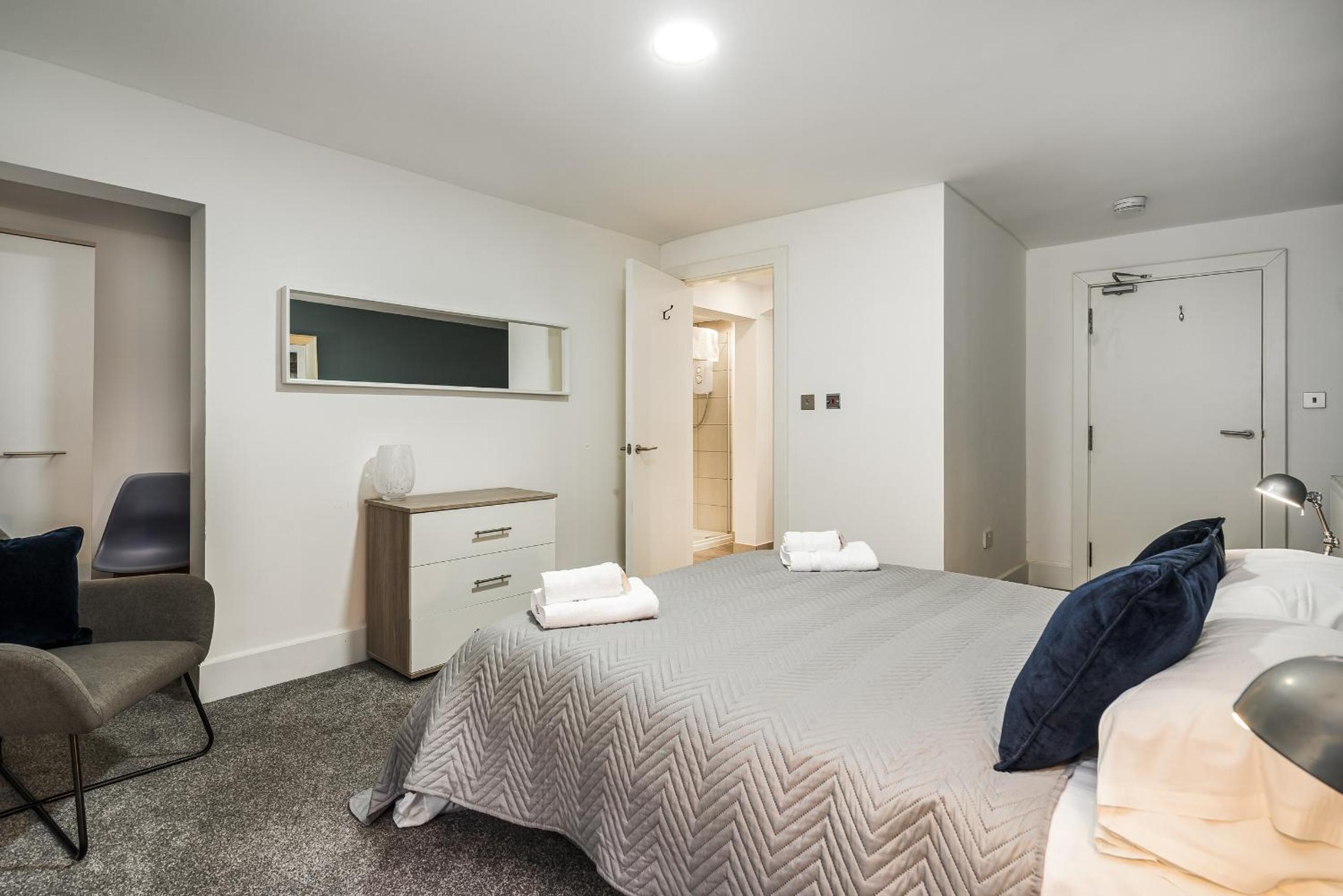 Renfrew Residence Central Glasgow 4-Bed Flat view 5
