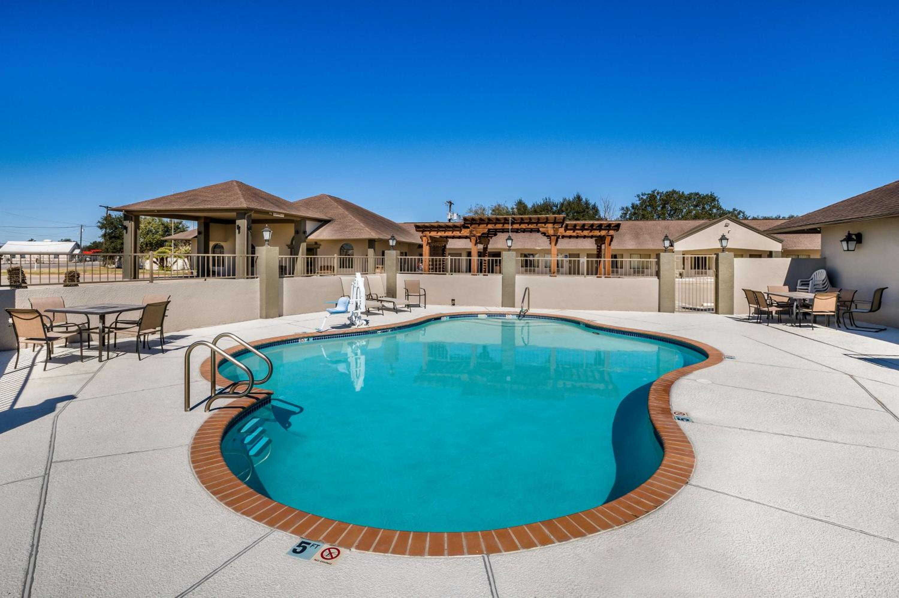 Kingsville Vacations - SureStay Hotel by Best Western Alice - Property Image 4