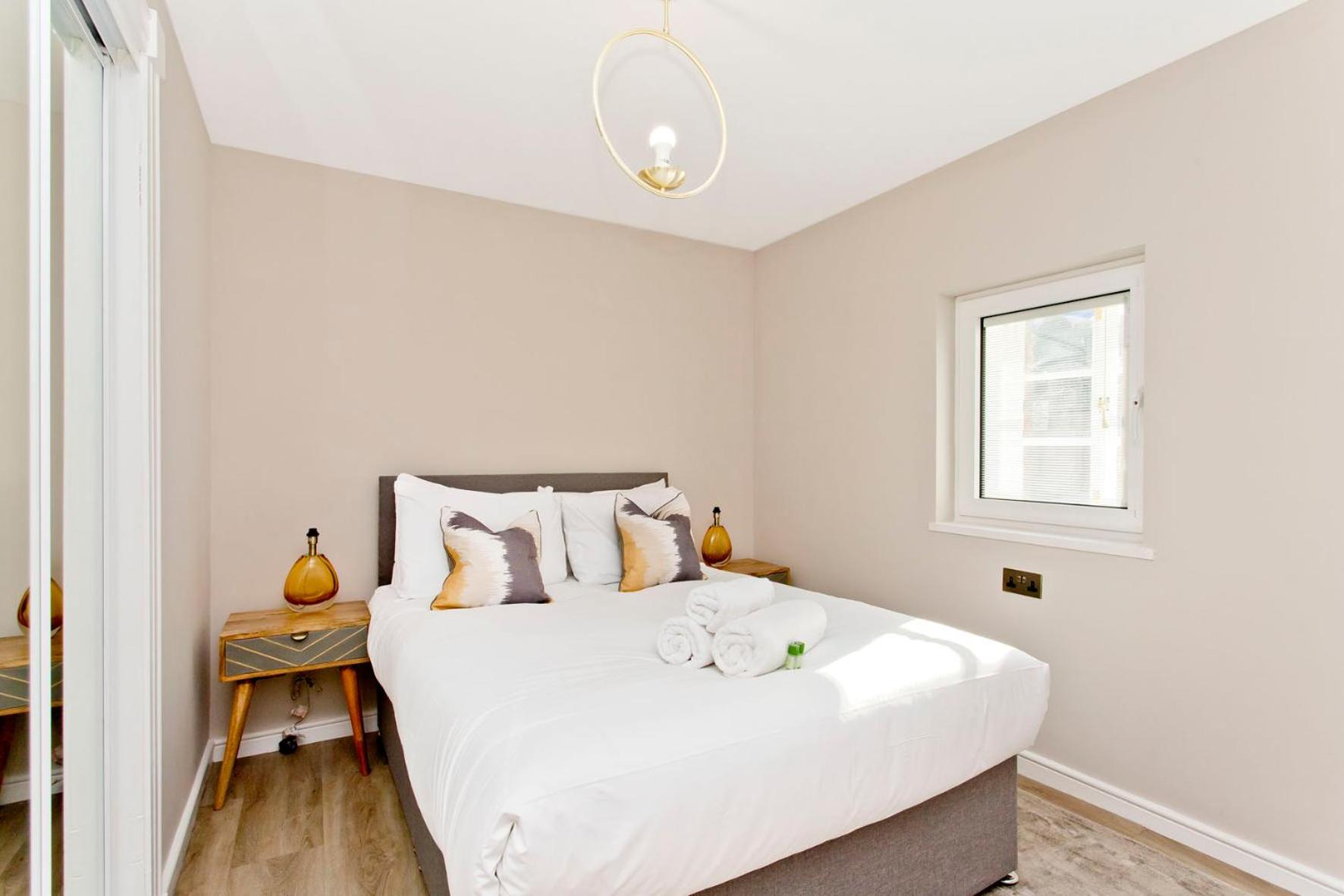 Newly Reno'd 2 Bed with Free Parking view 2