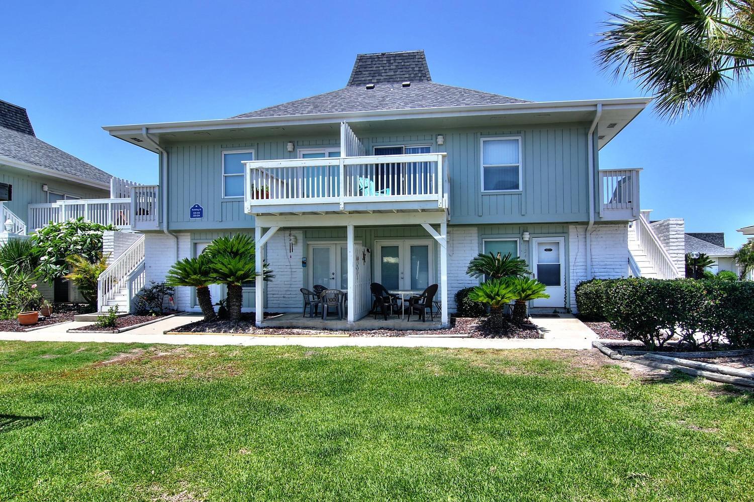 EC224 Newly Remodeled, One Bedroom, Second Floor Condo, Shared Pool, Grills and Boardwalk view 4