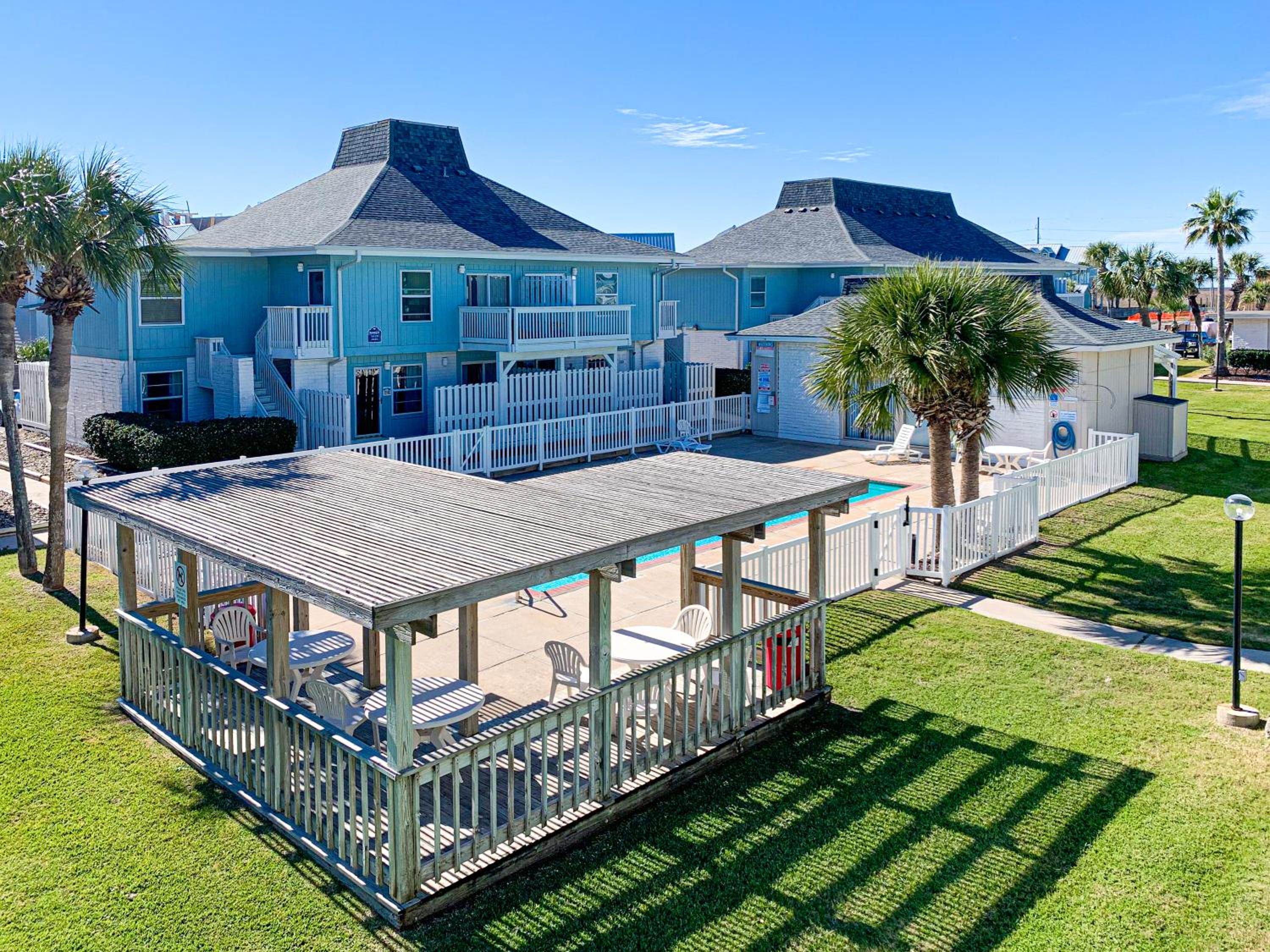 EC224 Newly Remodeled, One Bedroom, Second Floor Condo, Shared Pool, Grills and Boardwalk view 3