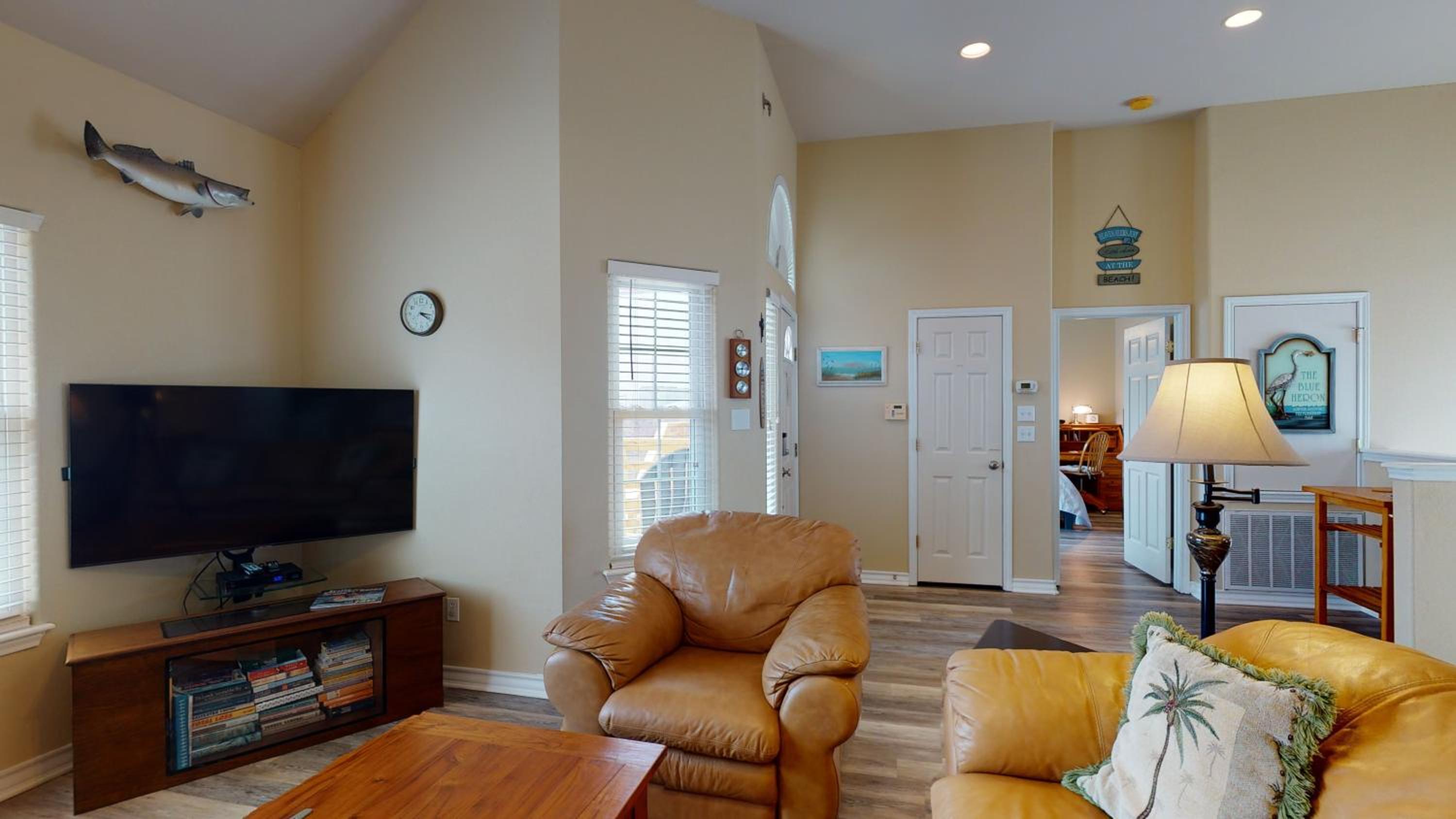 FH4 Charming 3 Bedroom Condo, Near Beach, Shared Pool view 4