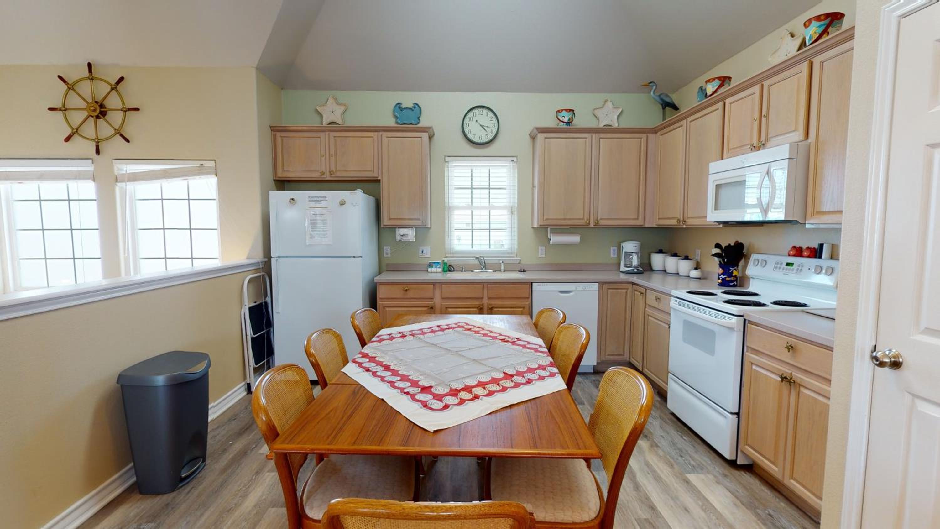 FH4 Charming 3 Bedroom Condo, Near Beach, Shared Pool view 5
