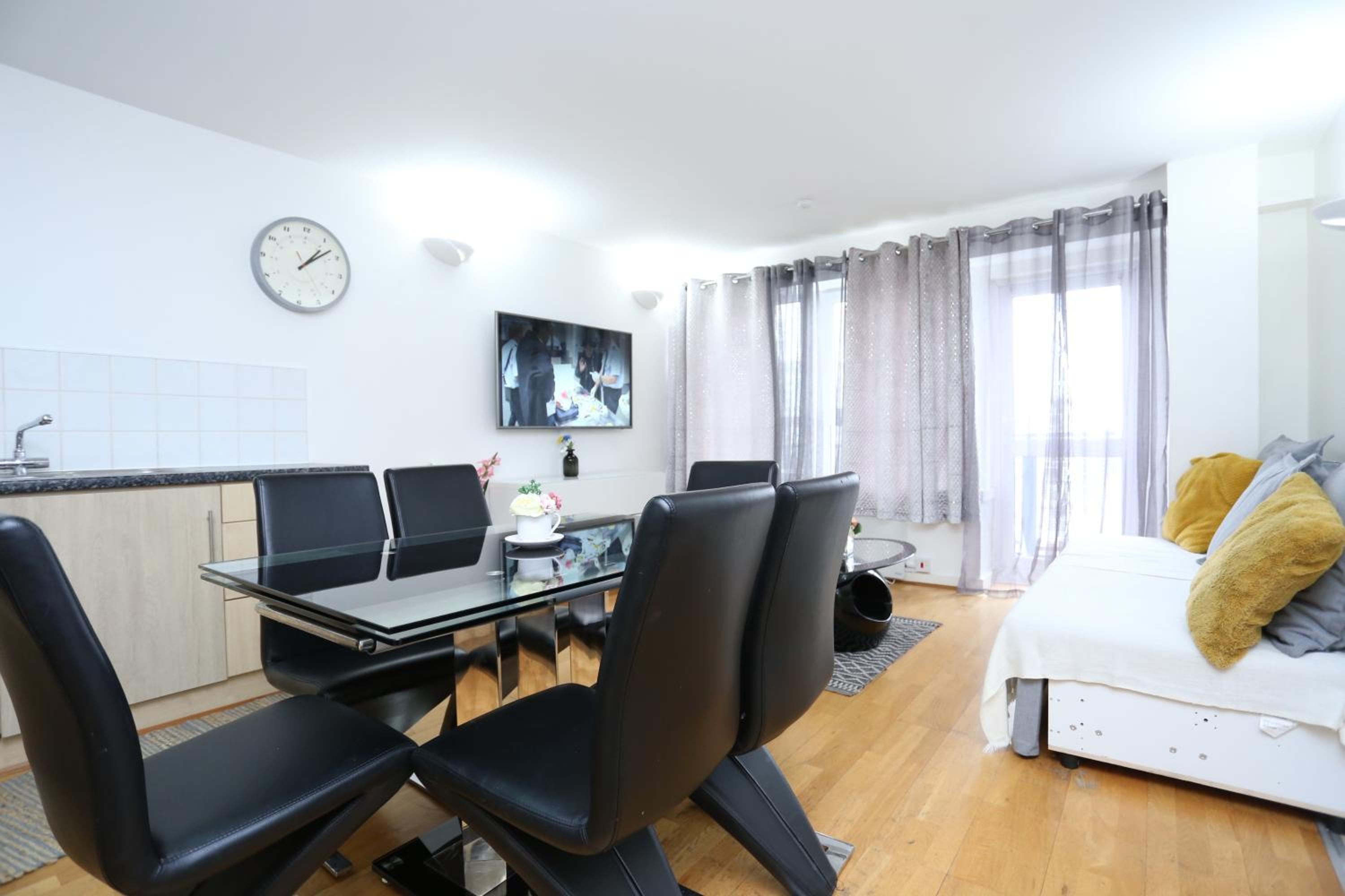 Gorgeous 2 bedroom 2 bathroom Woolwich view 2