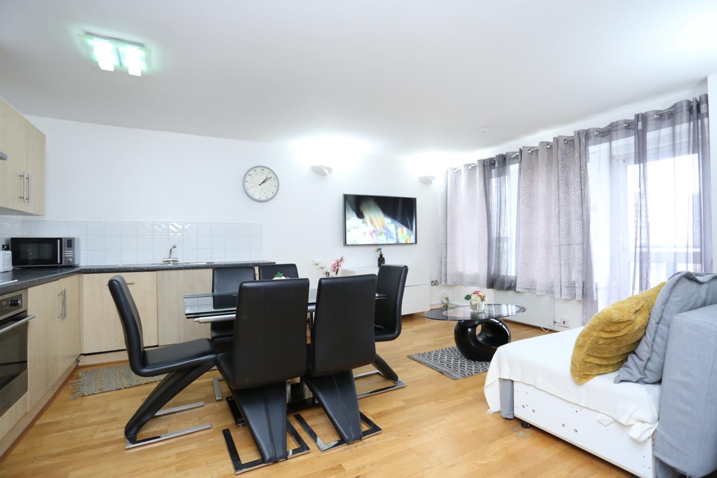 Gorgeous 2 bedroom 2 bathroom Woolwich view 3