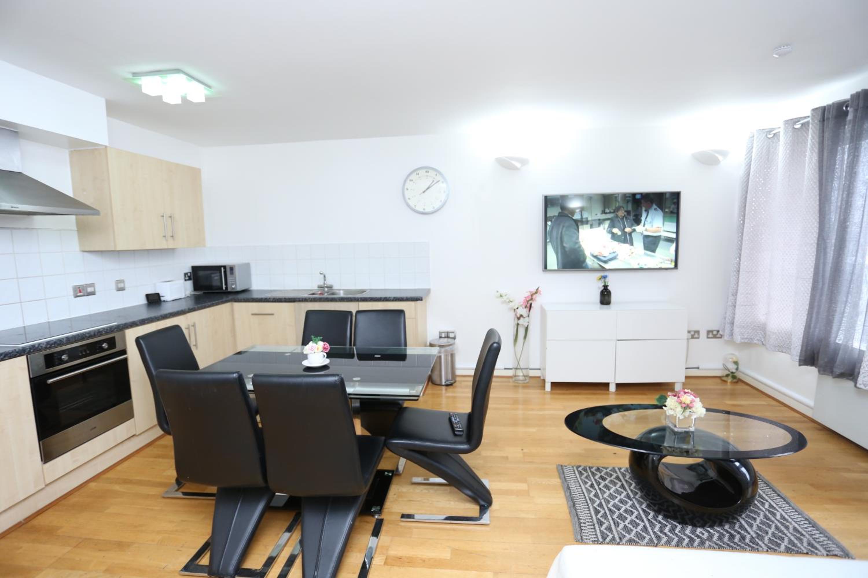 Gorgeous 2 bedroom 2 bathroom Woolwich view 4
