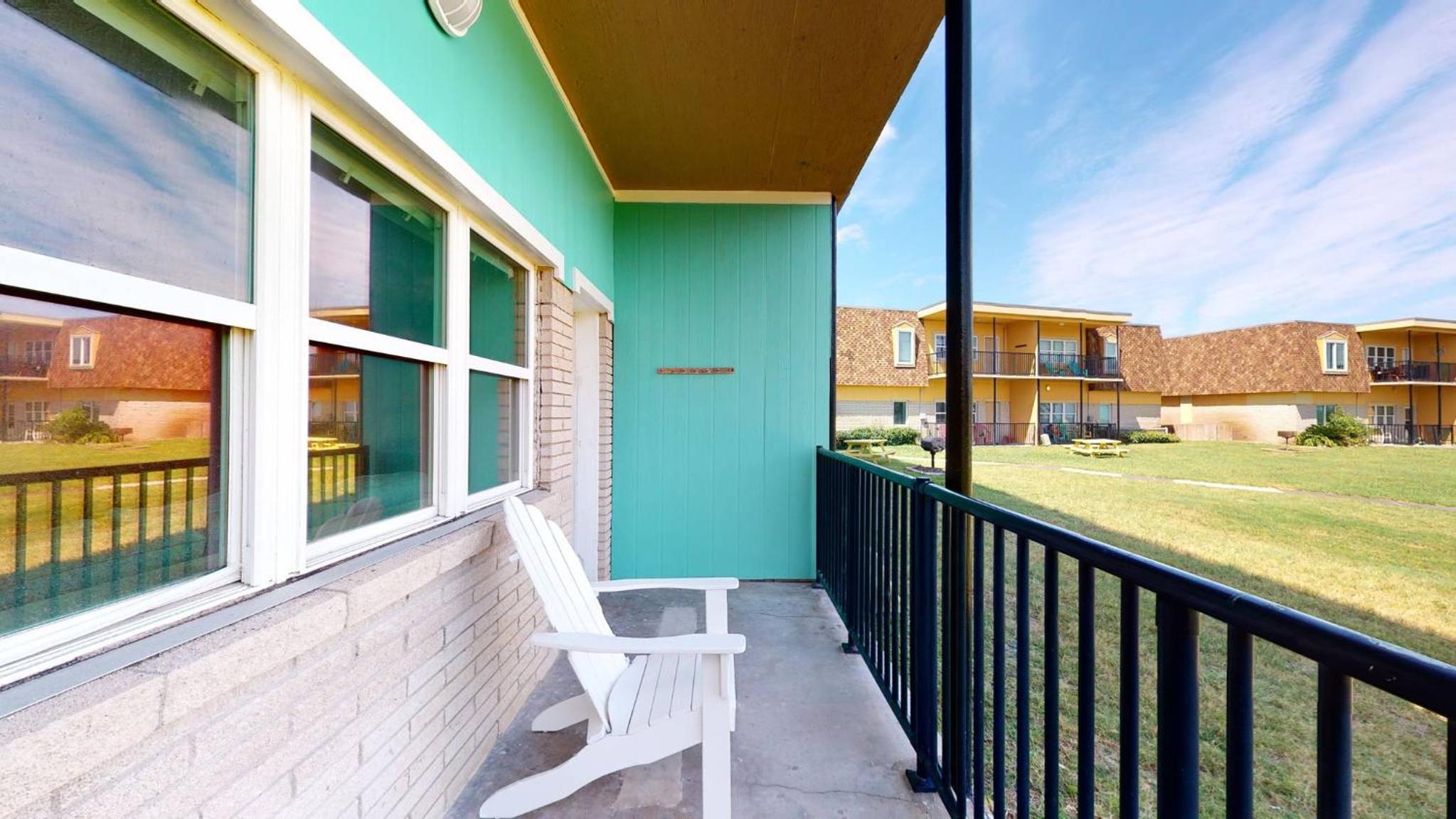 IR45 Bottom Floor Condo, 3 Bedrooms 2 Bath, View of Shared Pool, Boardwalk view 4