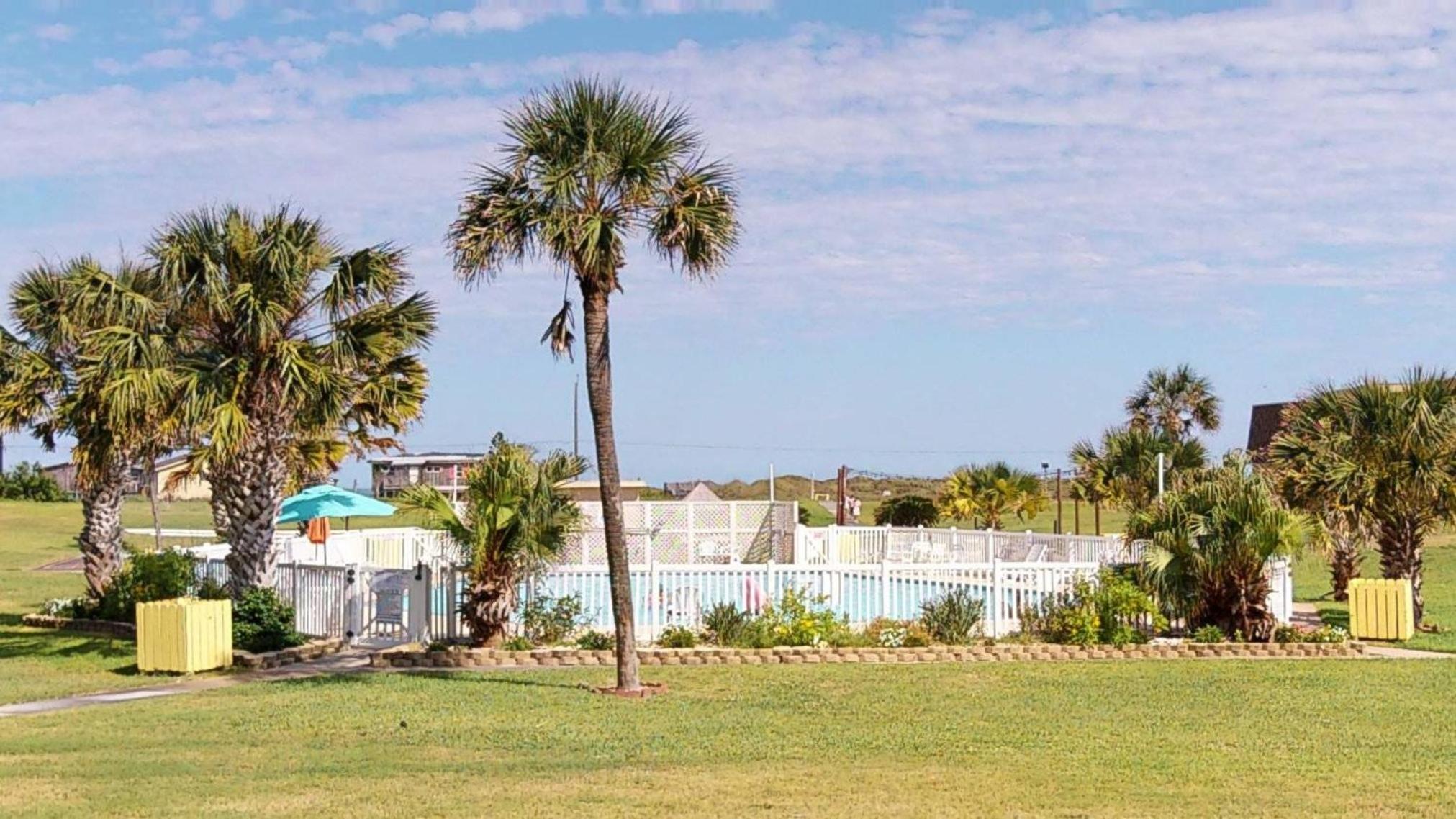 IR45 Bottom Floor Condo, 3 Bedrooms 2 Bath, View of Shared Pool, Boardwalk view 5