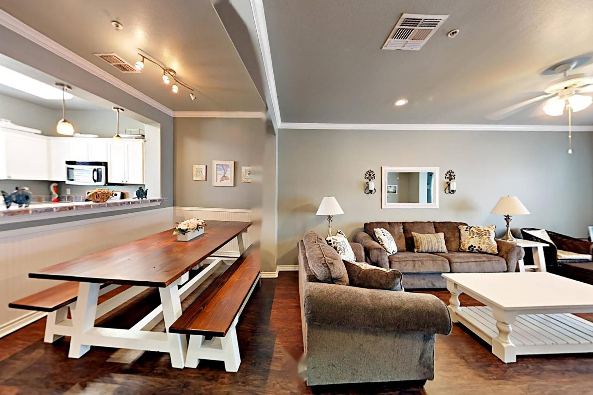 MC07 Upscale Condo, Shared Pool, Garage, Close to Beach view 4