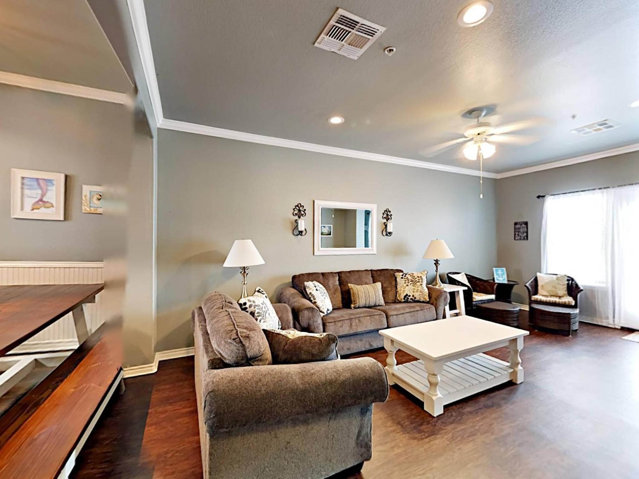 MC07 Upscale Condo, Shared Pool, Garage, Close to Beach view 5