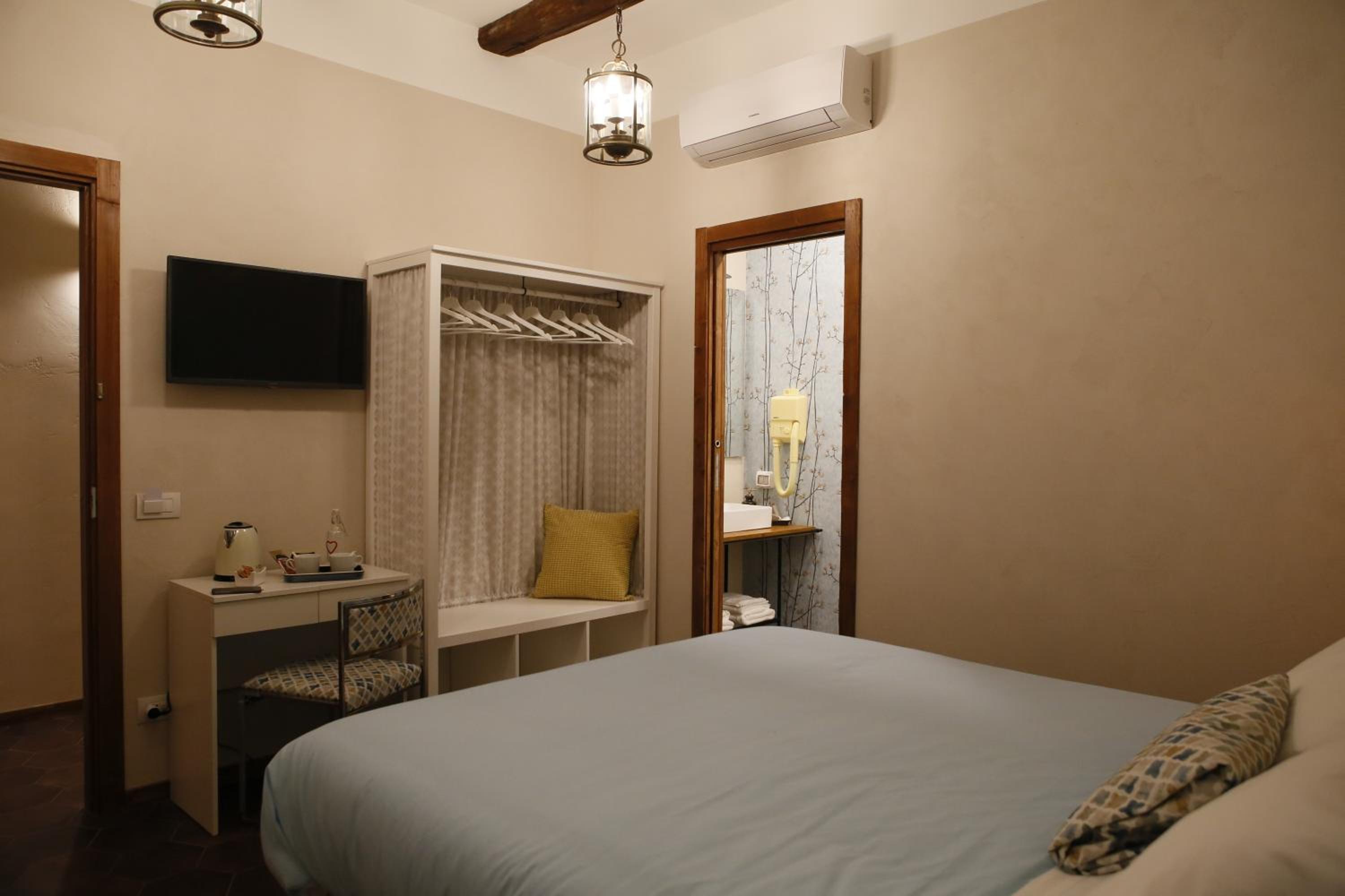 Napolicentrico en Naples — hotel room