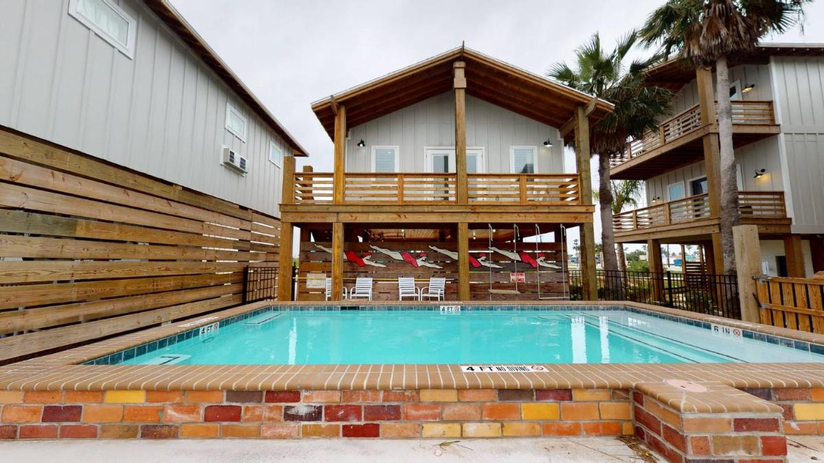 PFC114B Cottage Located in Town, Shared Pool, Ample Parking, Close to Restaurants view 2