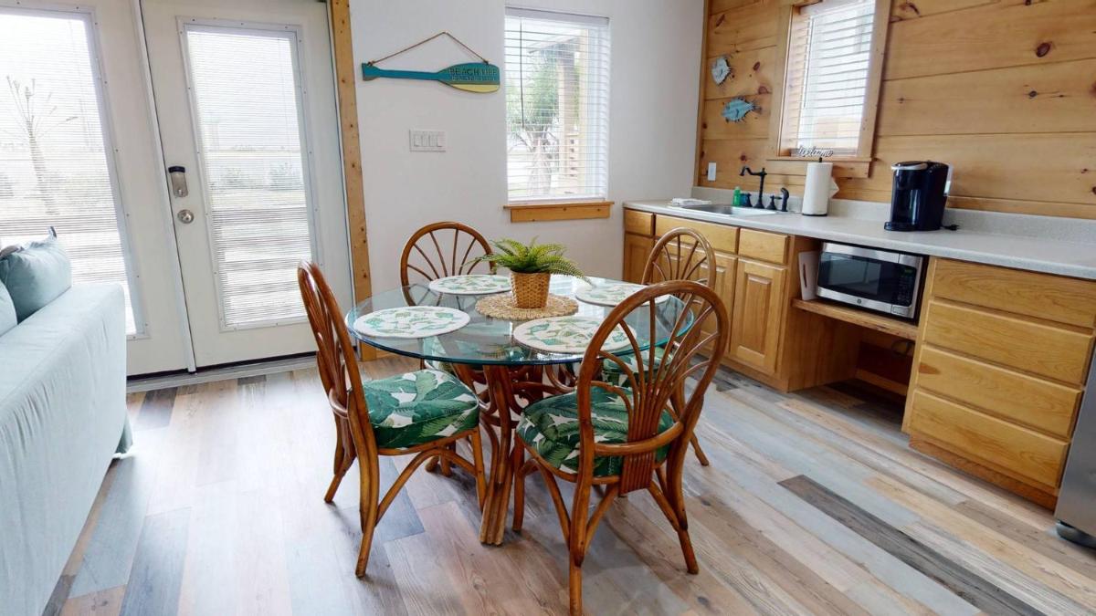 PFC114B Cottage Located in Town, Shared Pool, Ample Parking, Close to Restaurants view 3