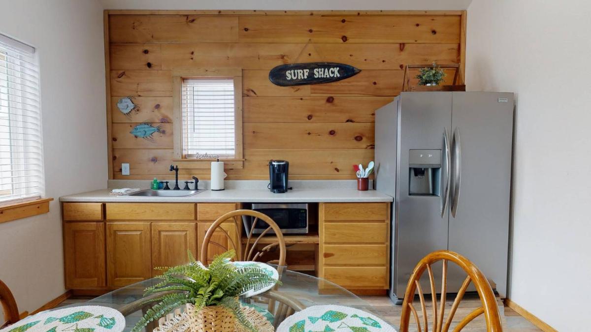 PFC114B Cottage Located in Town, Shared Pool, Ample Parking, Close to Restaurants view 4