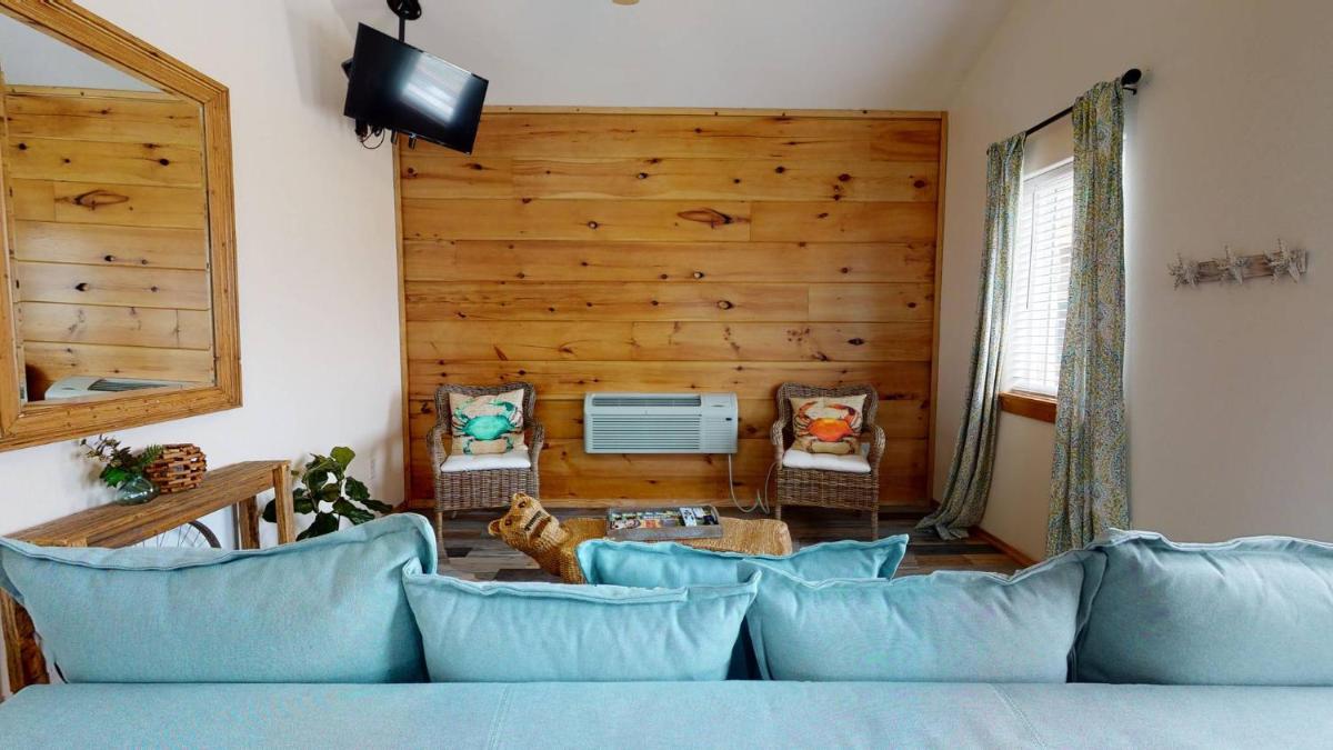 PFC114B Cottage Located in Town, Shared Pool, Ample Parking, Close to Restaurants view 5