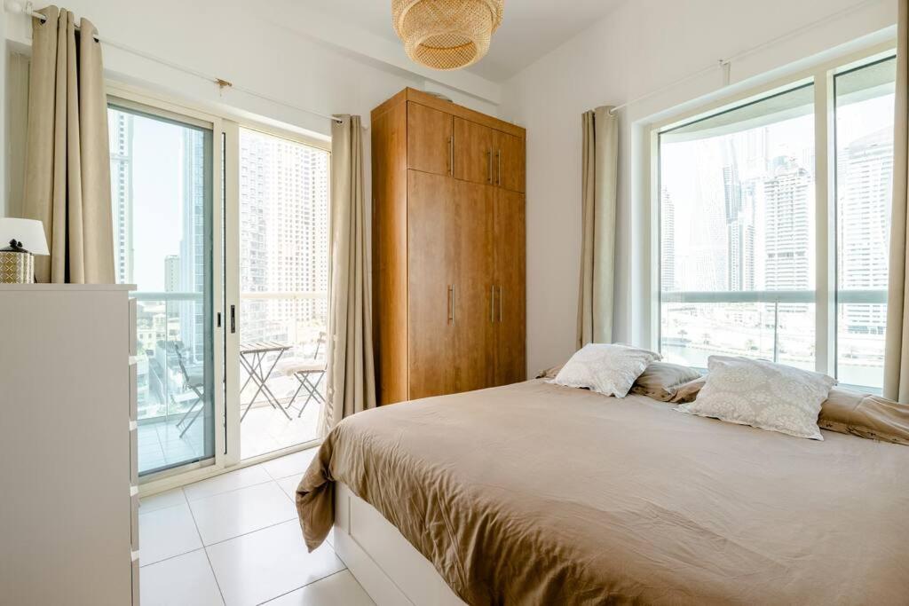 Beautiful Marina Views One Bedroom Apartment with two balconies