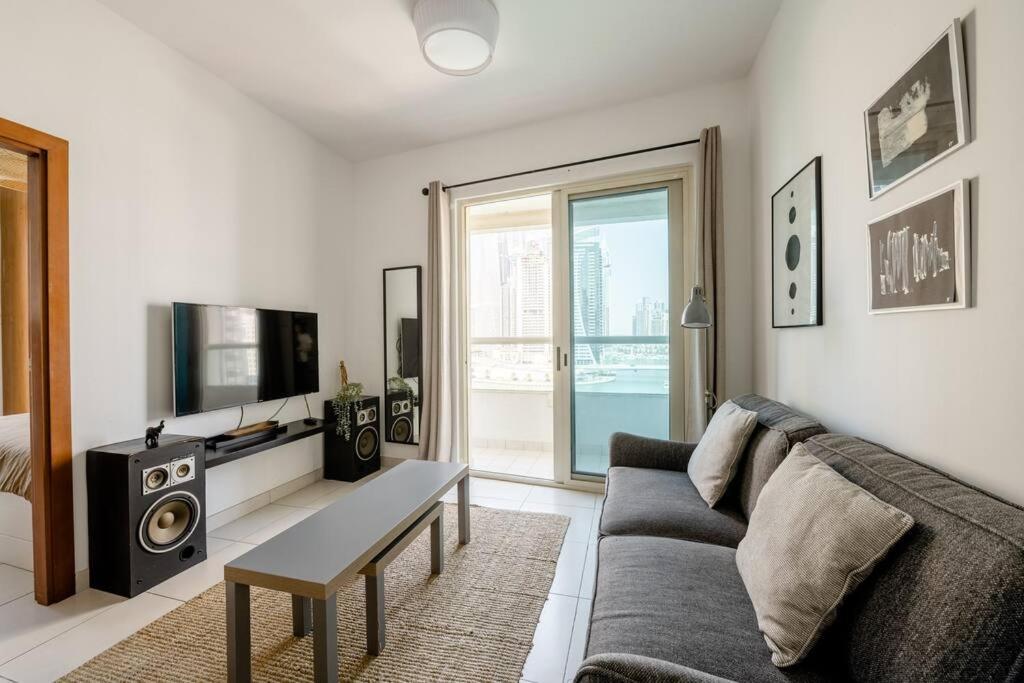 Beautiful Marina Views One Bedroom Apartment with two balconies