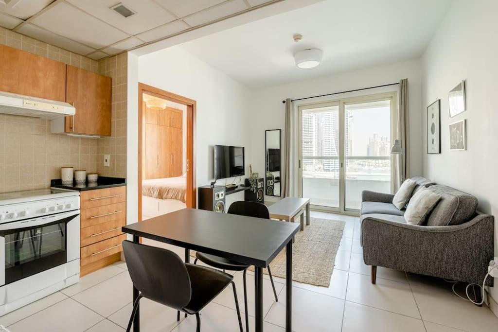 Beautiful Marina Views One Bedroom Apartment with two balconies