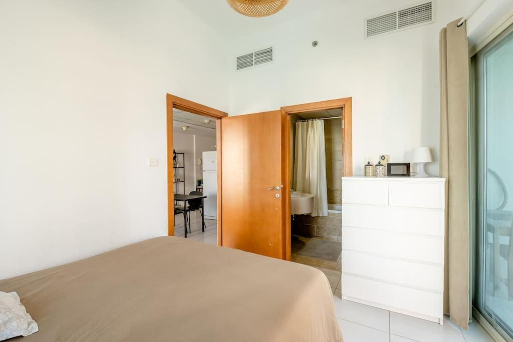 Beautiful Marina Views One Bedroom Apartment with two balconies