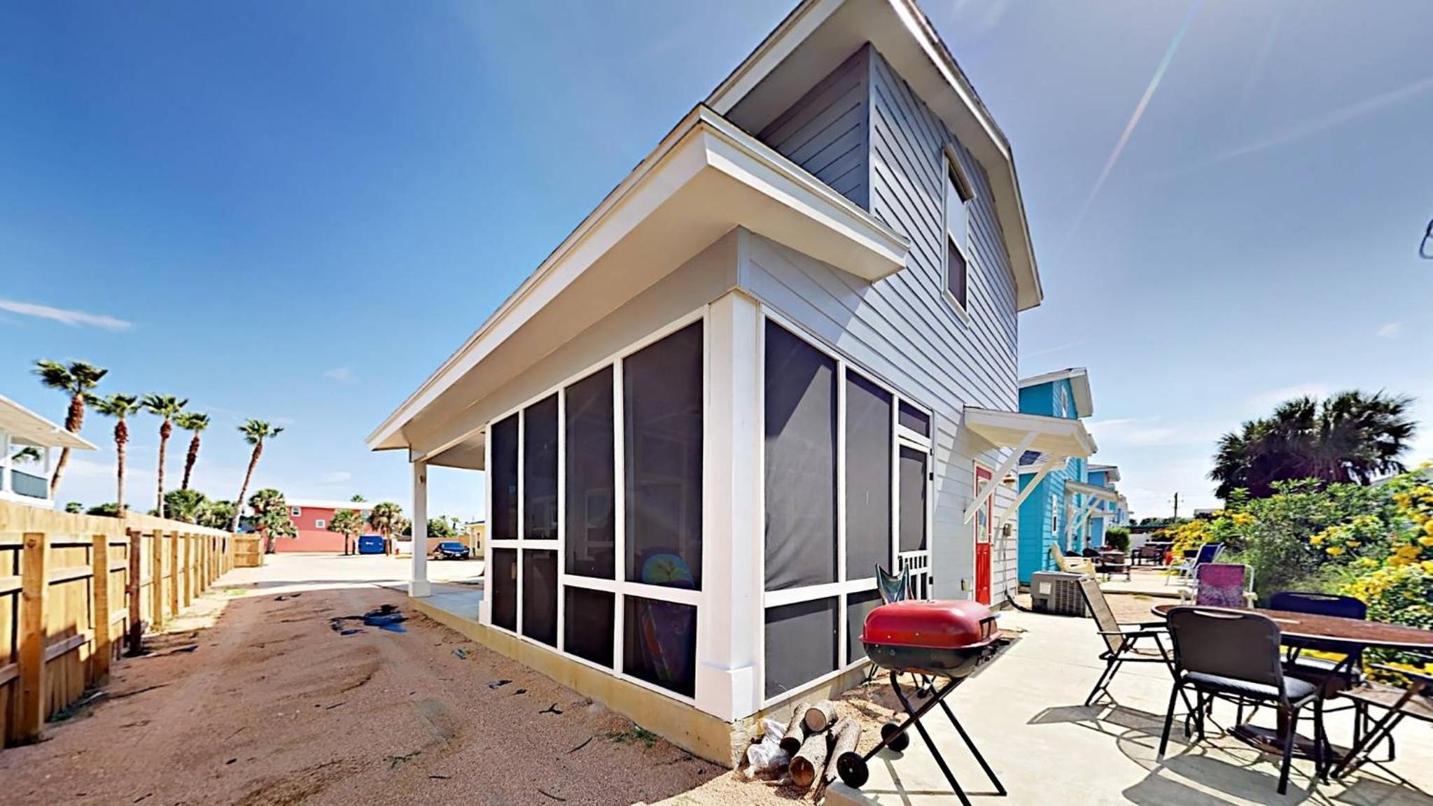 RP17 Unique Beach House, Screened in Porch, Shared Pool, Ample Parking, Outdoor seating view 4
