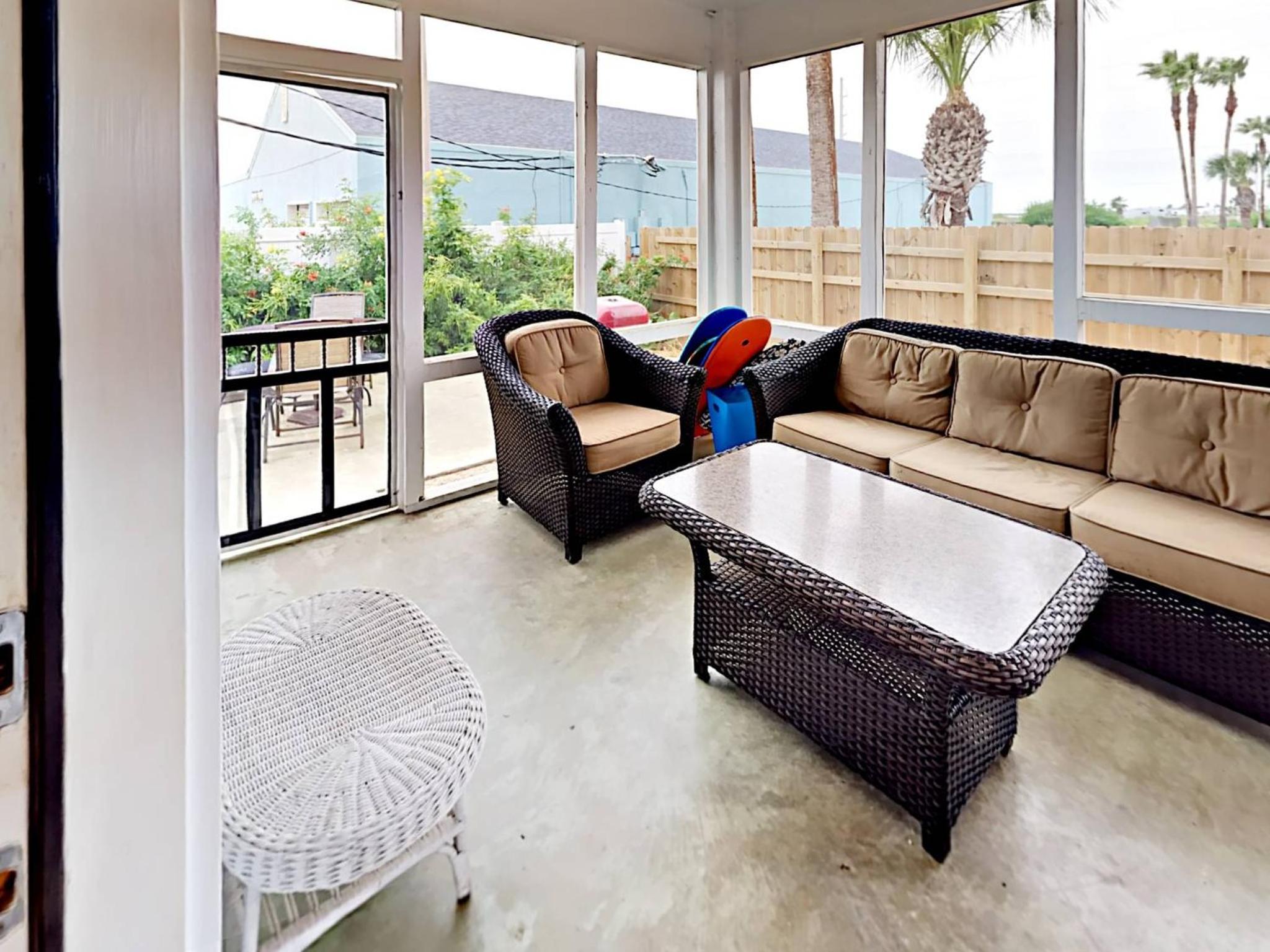 RP17 Unique Beach House, Screened in Porch, Shared Pool, Ample Parking, Outdoor seating view 5