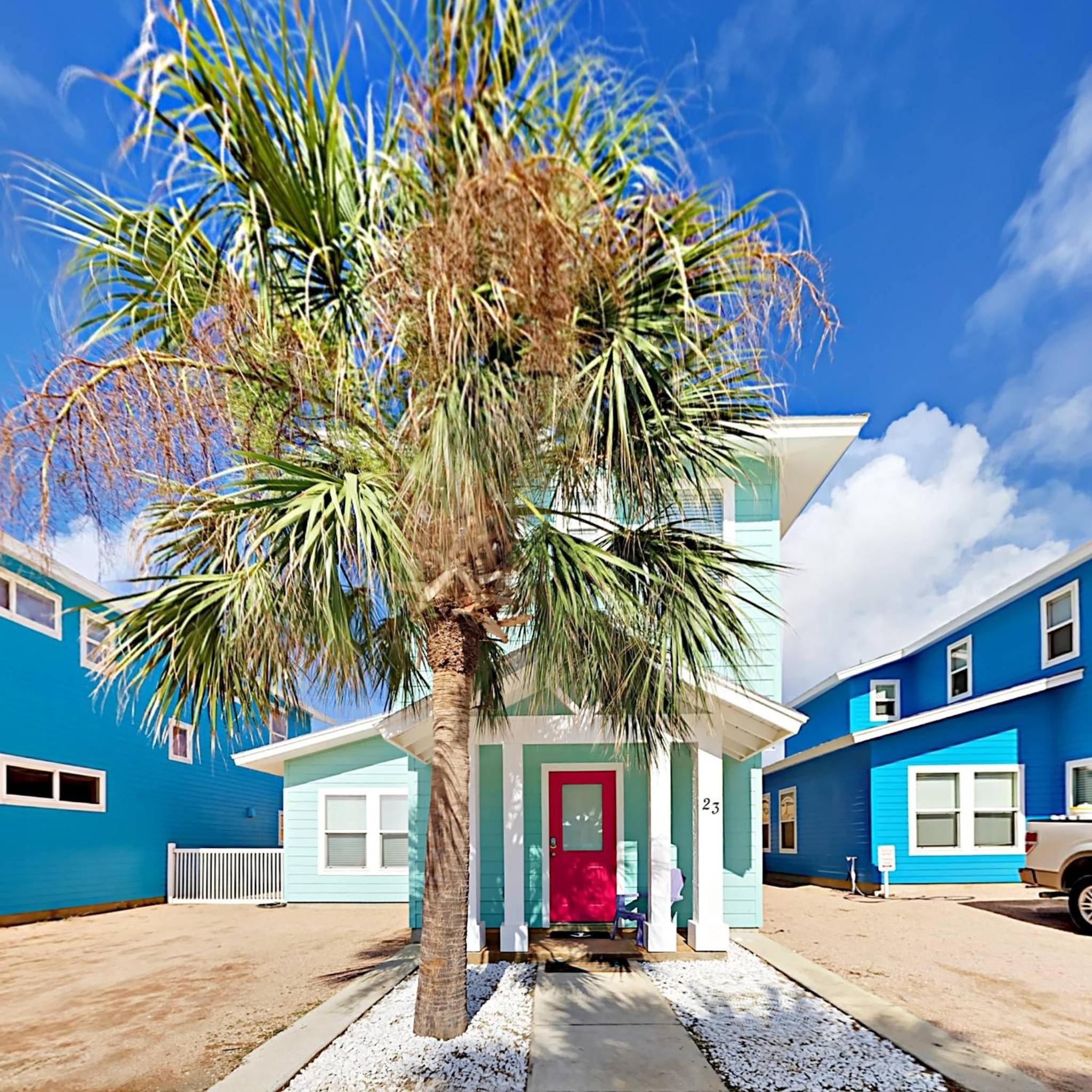 RP23 Fun Townhouse with Fiesta Decor, Shared Pool, Ample Parking view 3