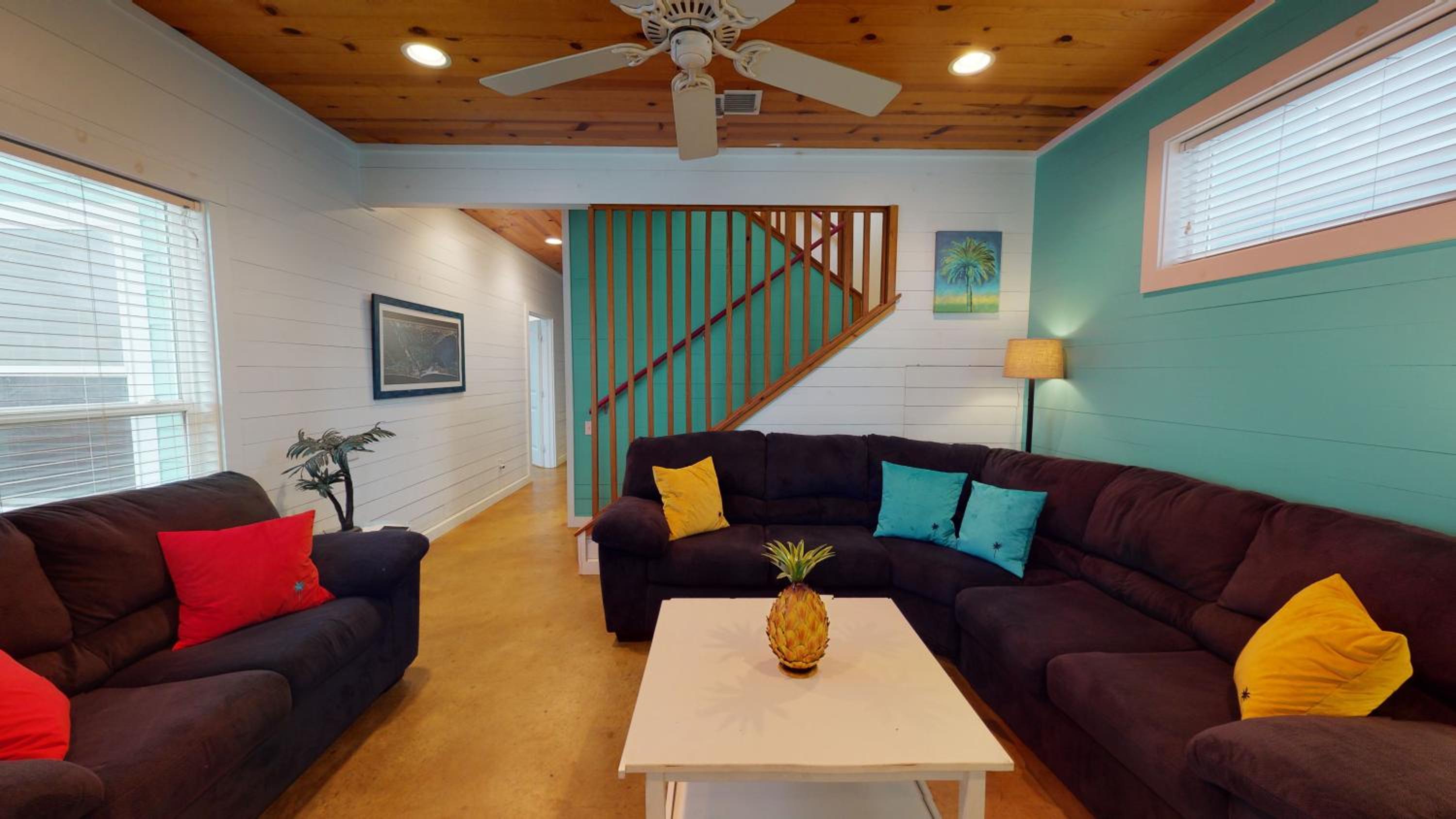 RP23 Fun Townhouse with Fiesta Decor, Shared Pool, Ample Parking view 4