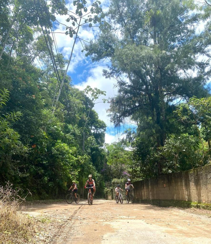 Bangalo a beira do rio em plena natureza