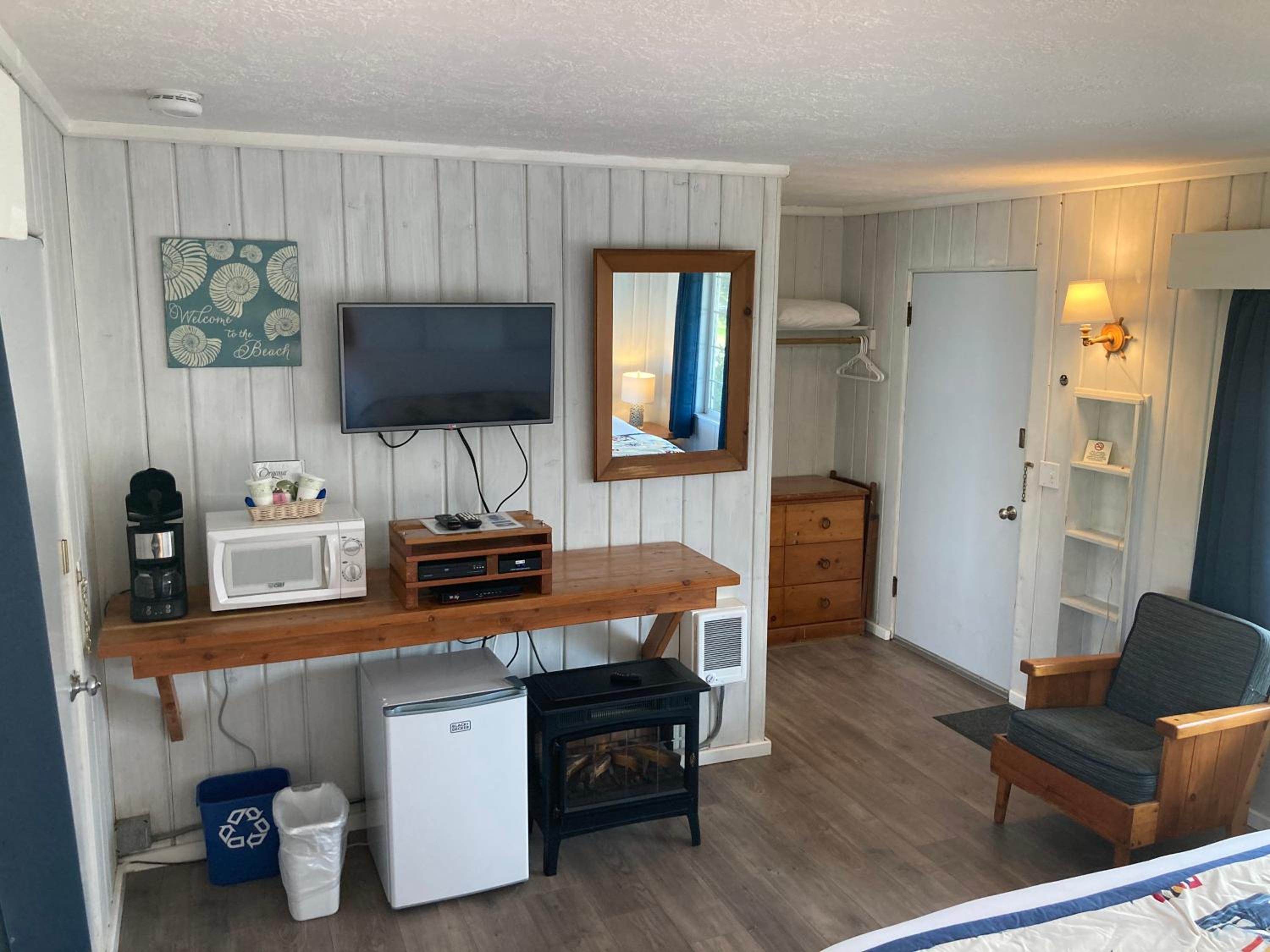 Tillicum Beach Motel - Formerly Deane's Oceanfront Lodge